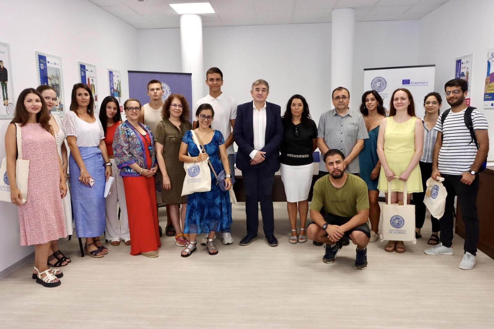Estudiantes que han recibido su ayuda, junto a los miembros del Vicerrectorado de Proyección Internacional.