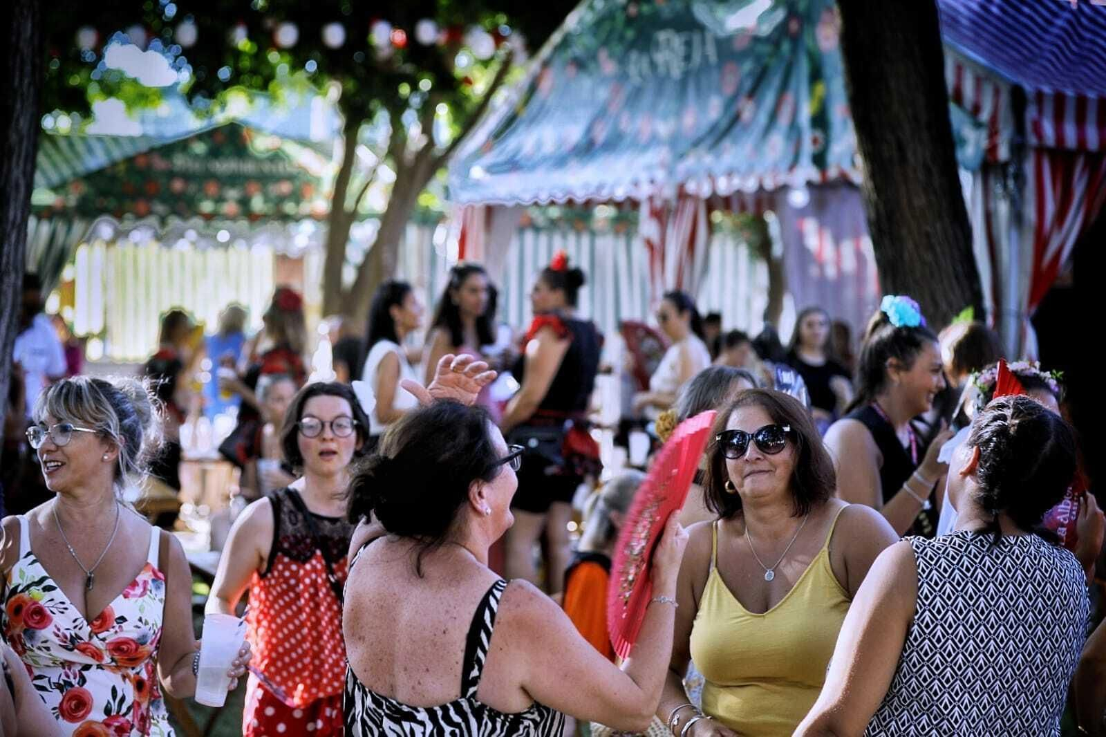 Búscate en las imágenes del Día de la Mujer de la Feria del Carmen de San Fernando