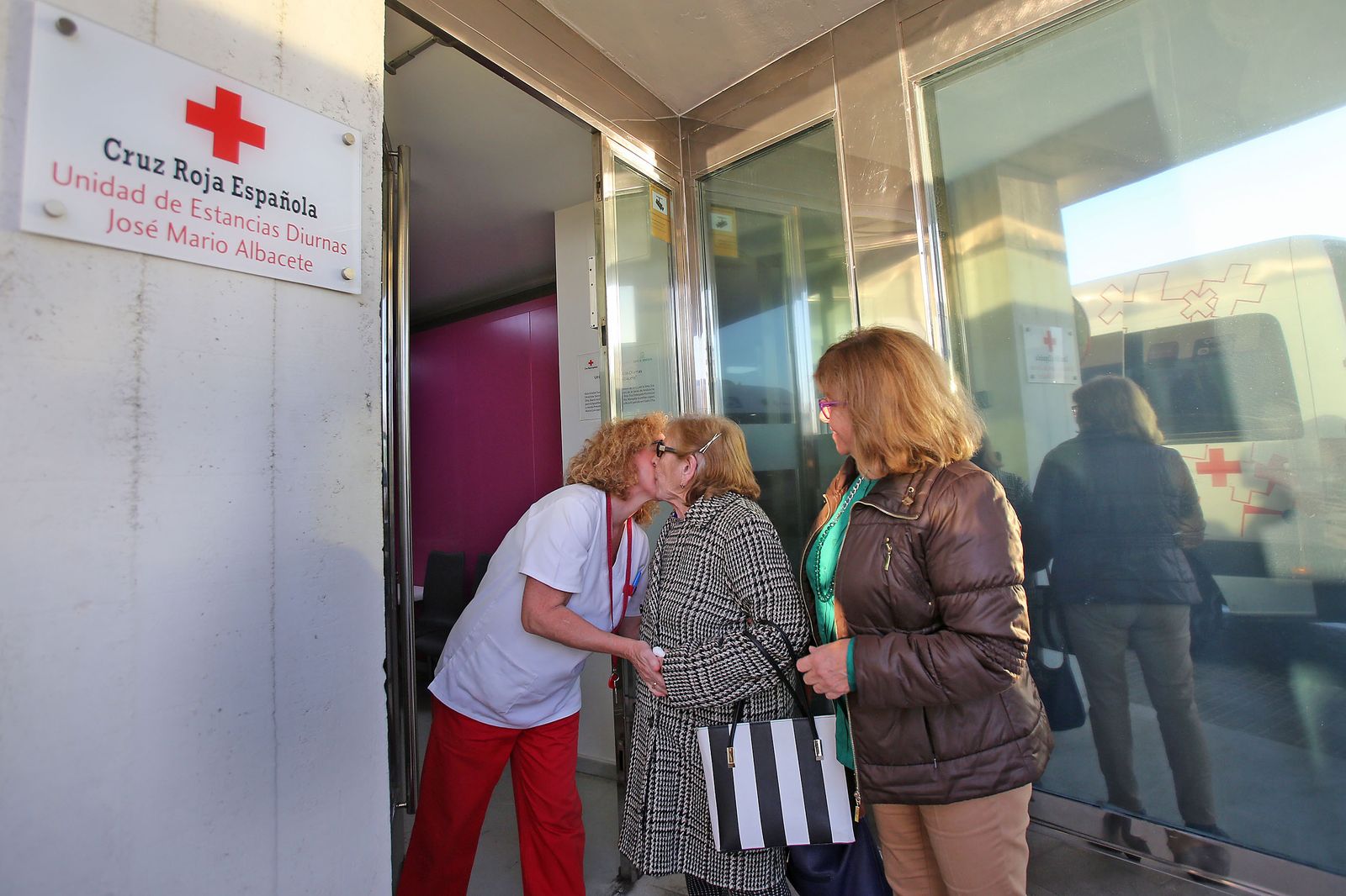 Una usuaria del centro de día de Cruz Roja se despide de una trabajadora, en una imagen de archivo.
