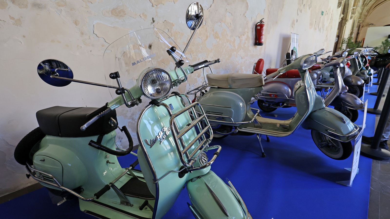 Exposición de motos clásicas en los Claustros