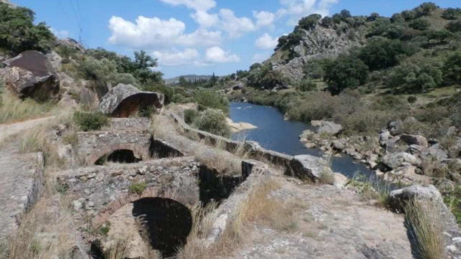 Cao que conducía el agua del río Hozgarganta hasta las Reales Fábricas