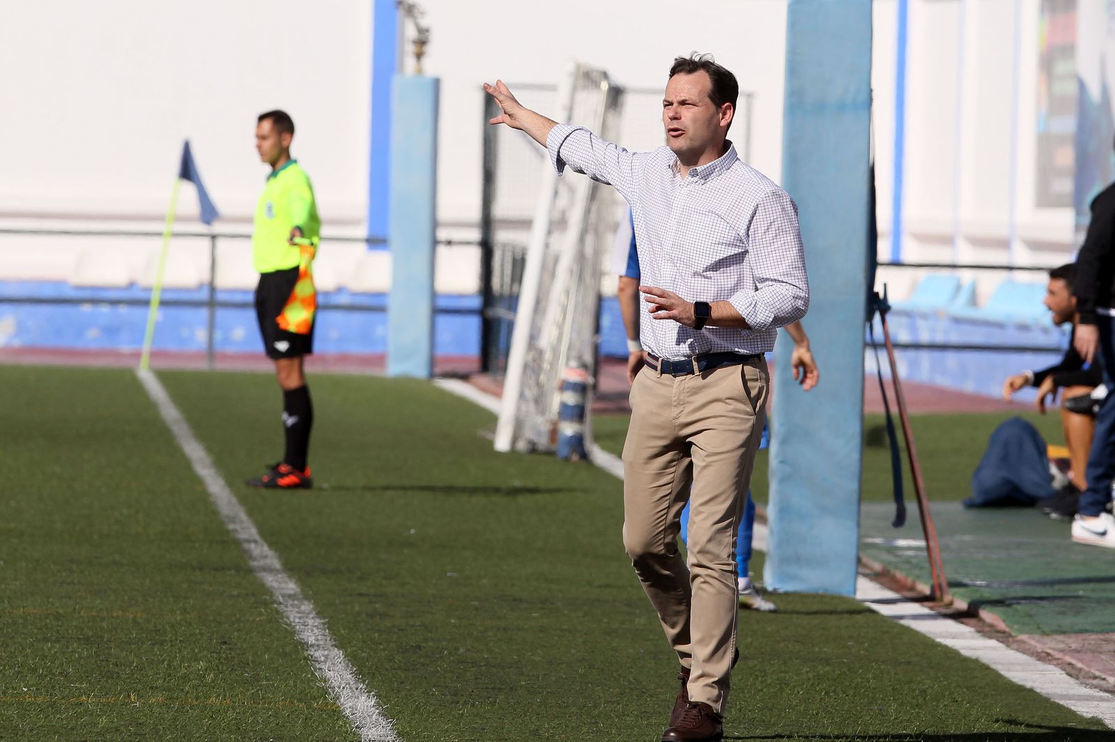Juanmi Puentenueva, técnico del Puente Genil, da órdenes desde la banda.