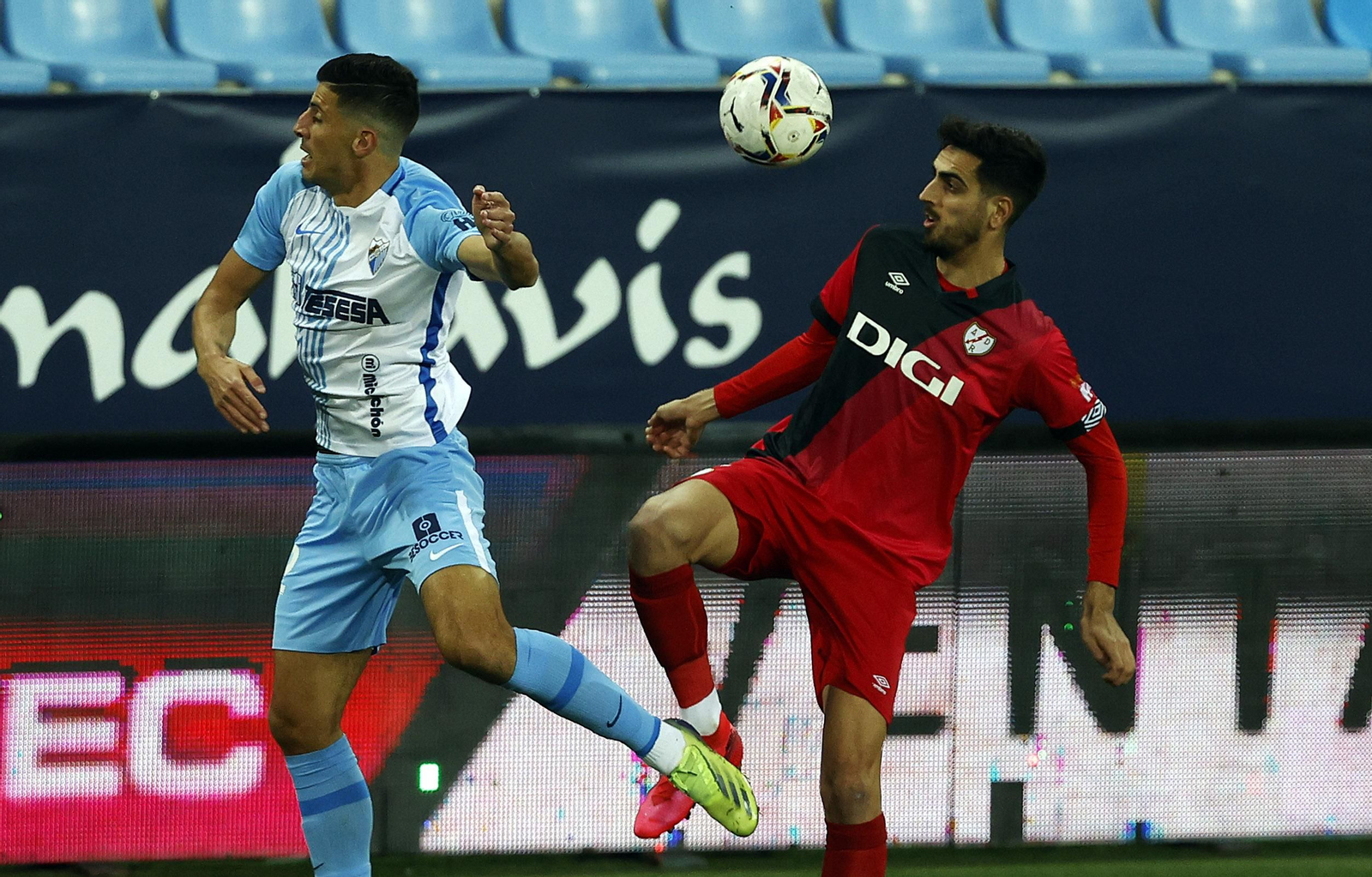Lance del Málaga CF-Rayo Vallecano.