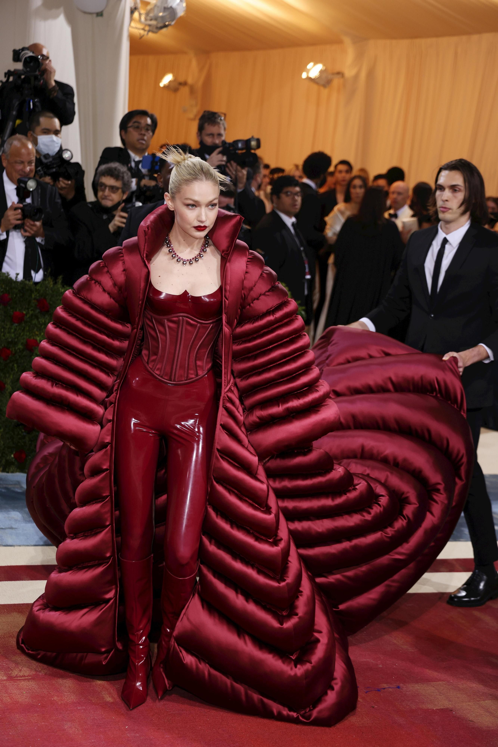 Gigi Hadid, con el 'edredón de su cama'. Gigi Hadid, con el 'edredón de su cama'.
