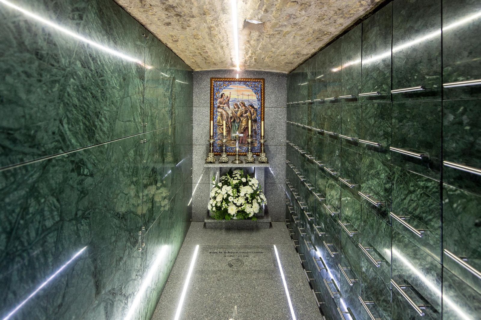 Columbario habilitado en la cripta de la nave de la epístola.