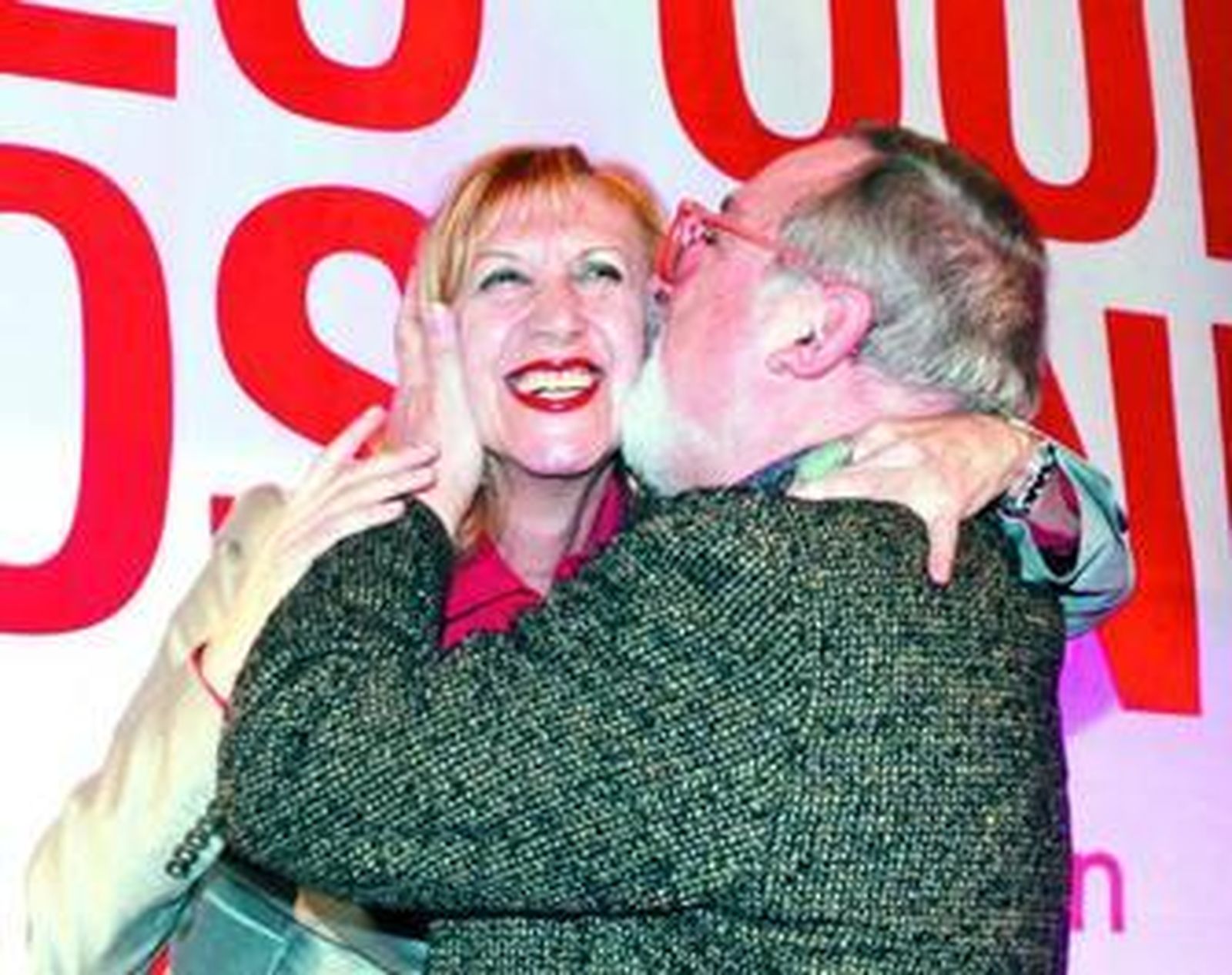 La líder de UPyD es besada por Fernando Savater durante la celebración de los resultados.