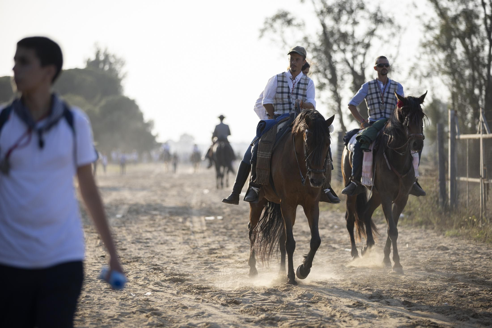 El Rocío 2023: Imágenes de la entrada de la Hermandad de Huelva en El Rocío
