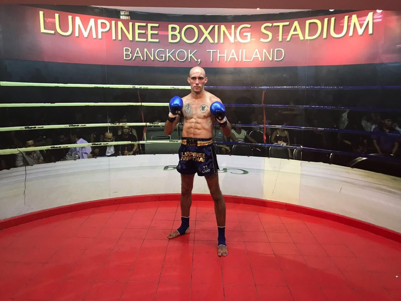 Coello posa en el ring del mítico Lumpinee Stadium de Bangkok.