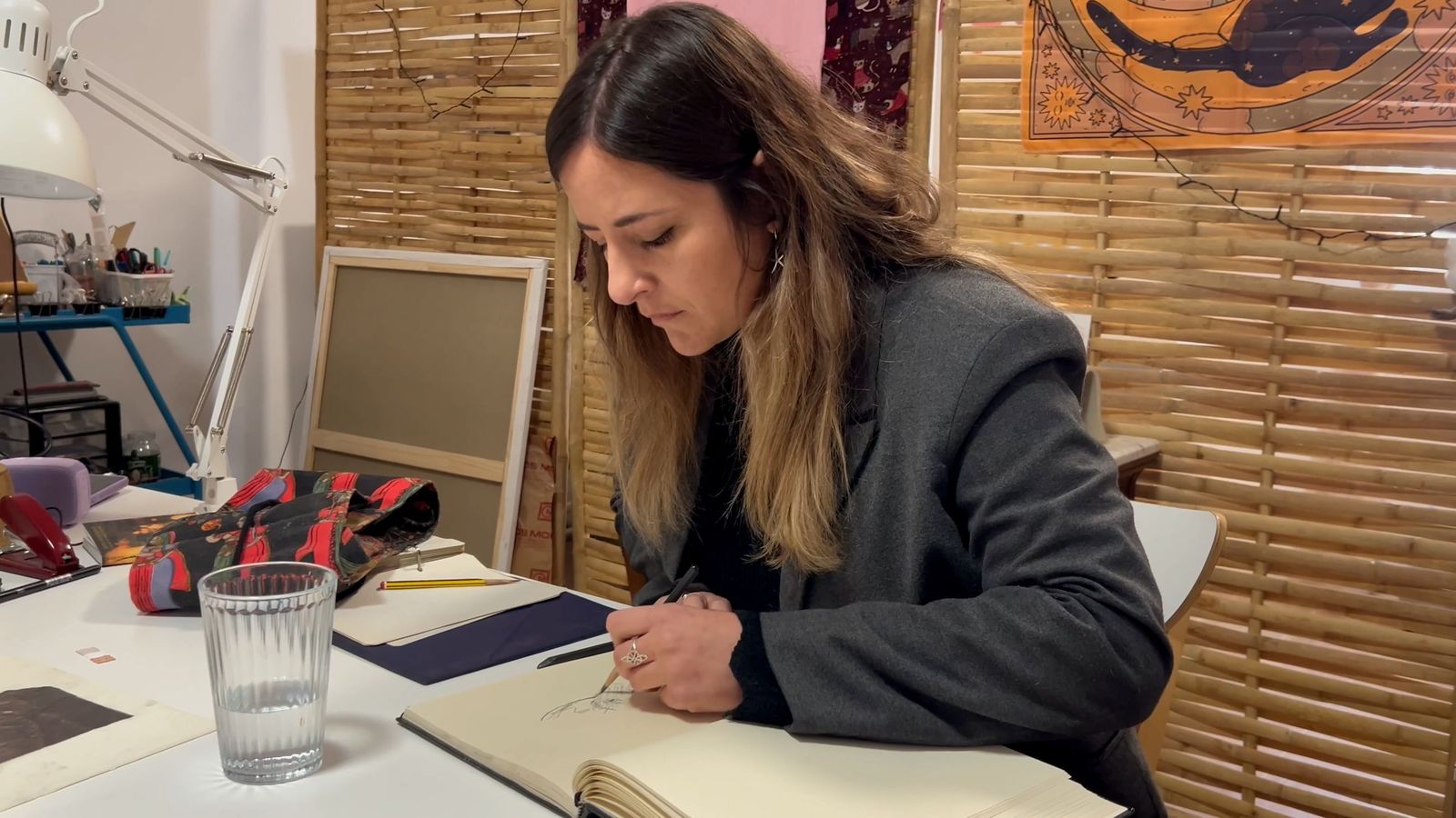 Marisa Serrano trabajando en su estudio de San José de la Rinconada, donde transforma la memoria en pintura