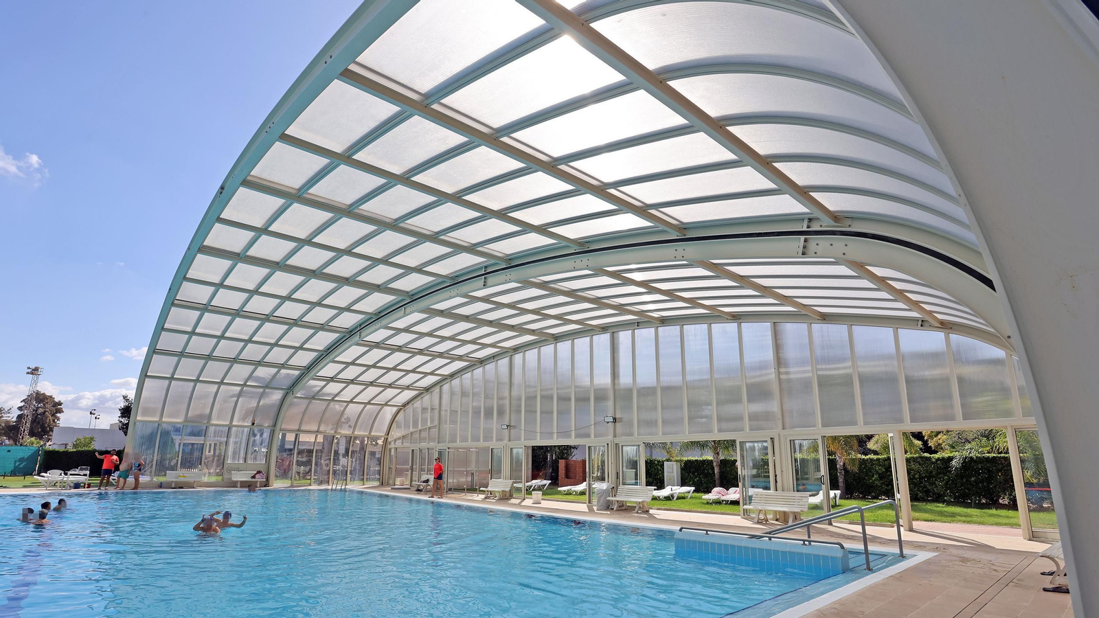 Imágenes de la piscina climatizada del Club Nazaret