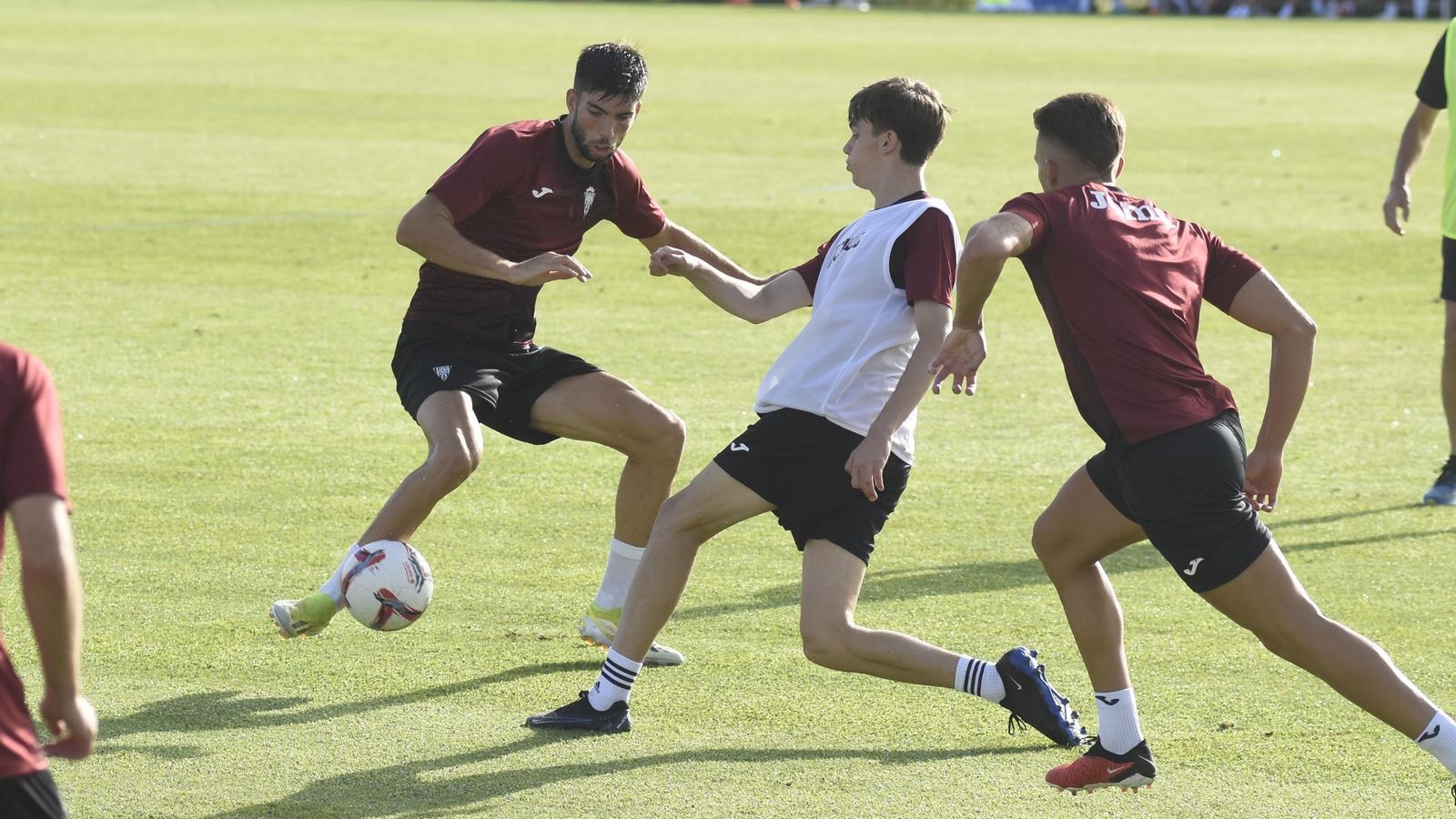 Théo Zidane corta el balón en un entrenamiento del Córdoba CF.