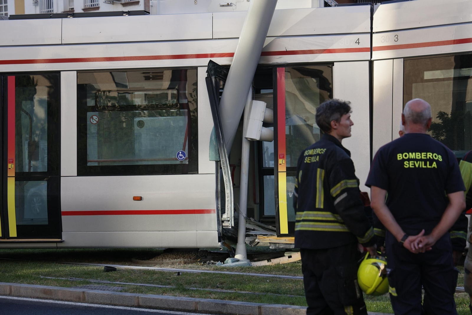 Las fotos del descarrilamiento del tranvía en la avenida de San Francisco Javier de Sevilla