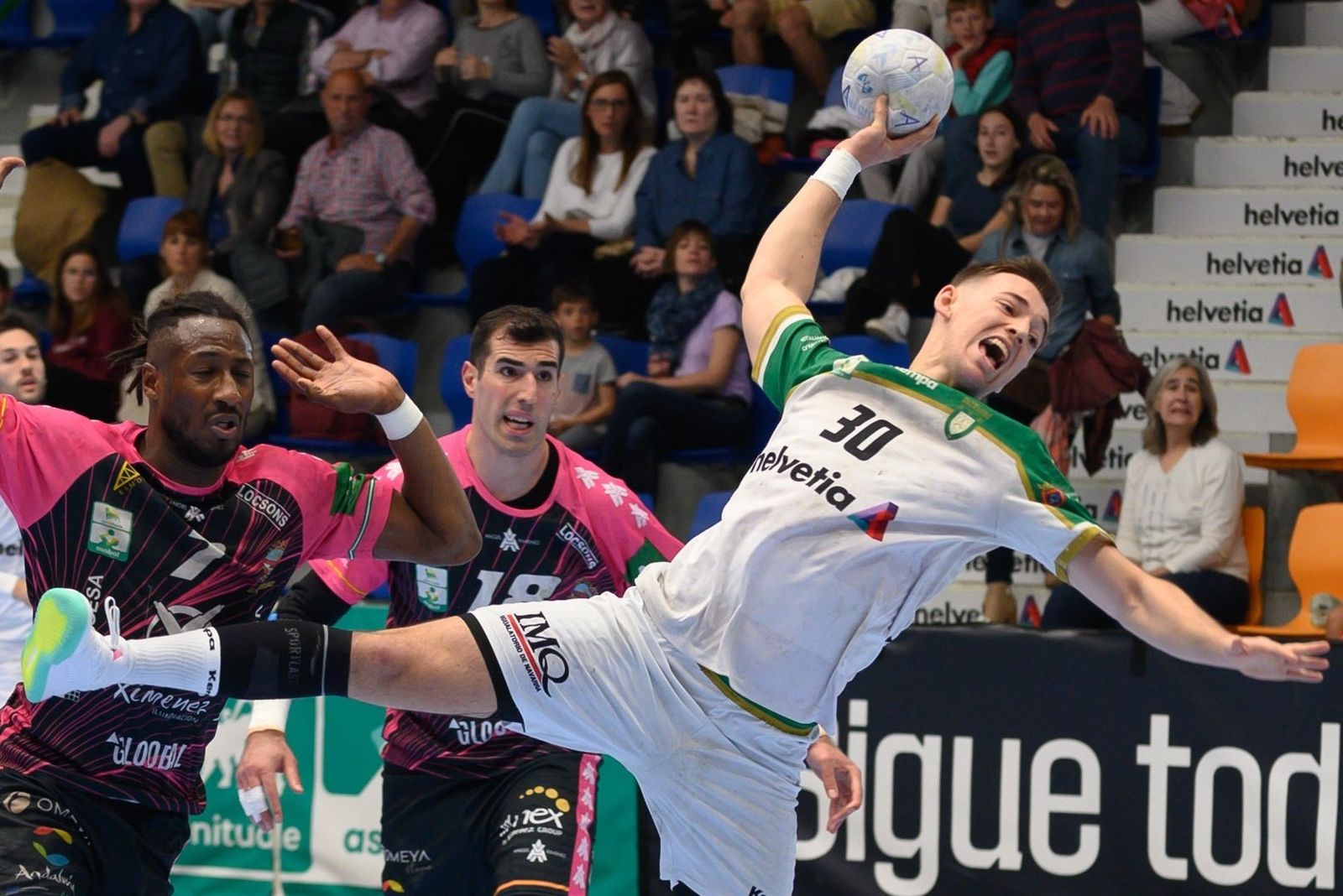 Albizu lanza ante la presencia de Keita y Arsenashvili.