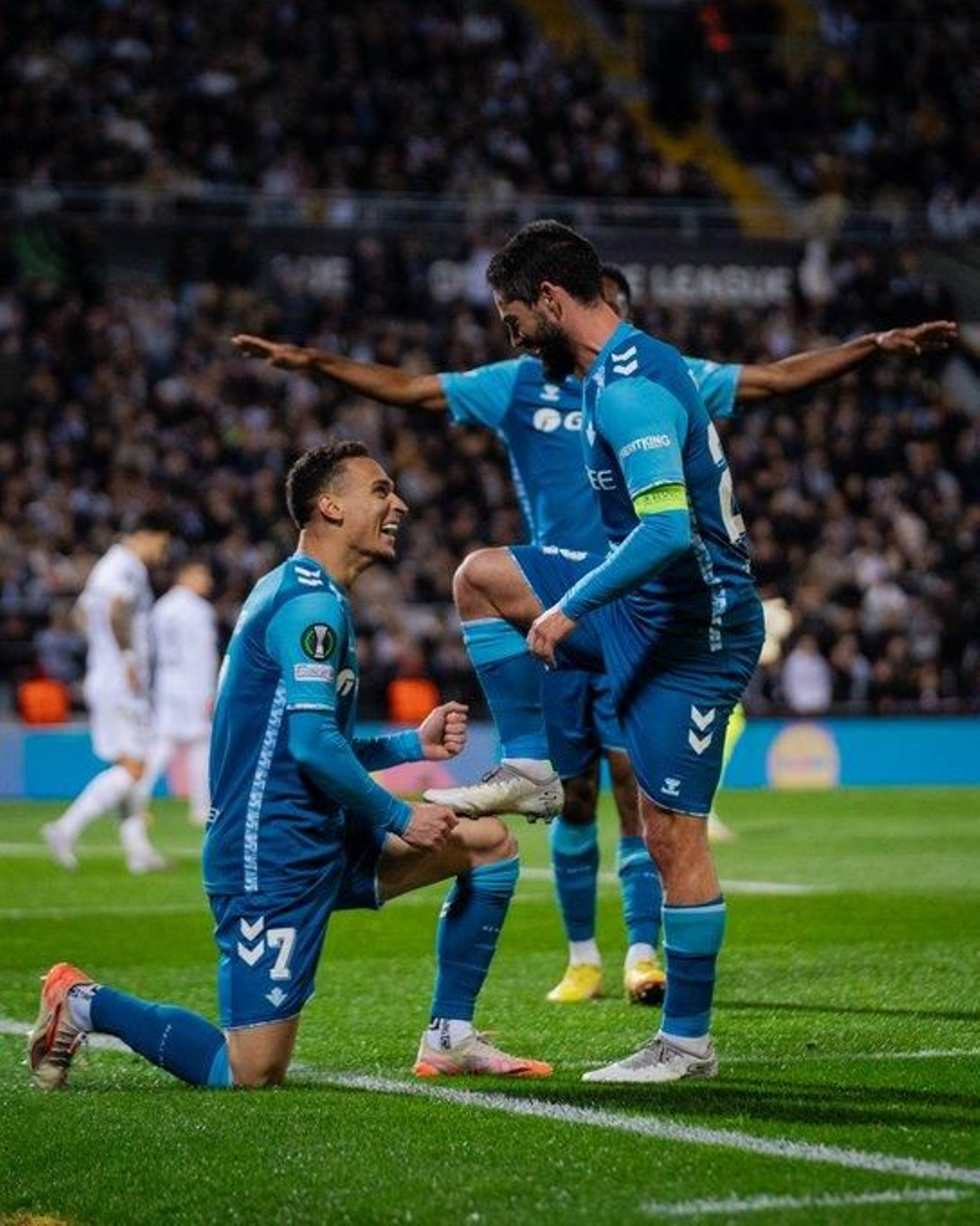 Antony celebra el gol de Isco en Guimaraes.