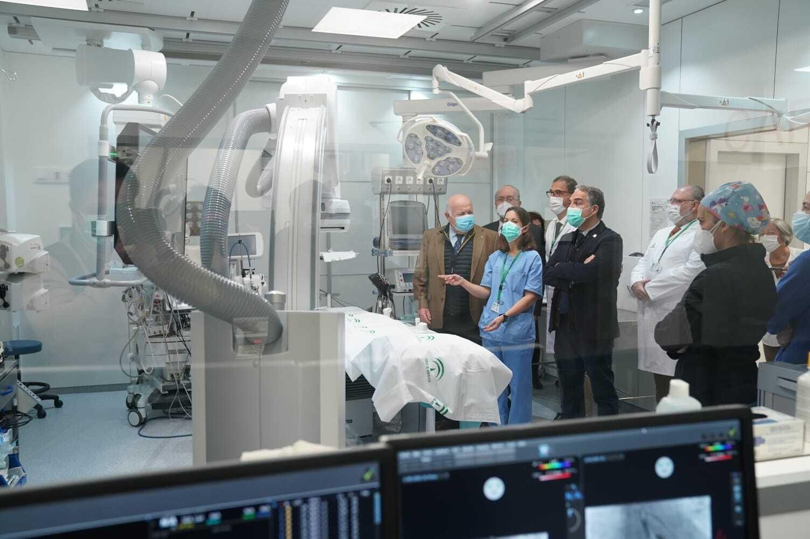 Los consejeros de Salud y Presidencia, en la UCI ampliada del Clínico.