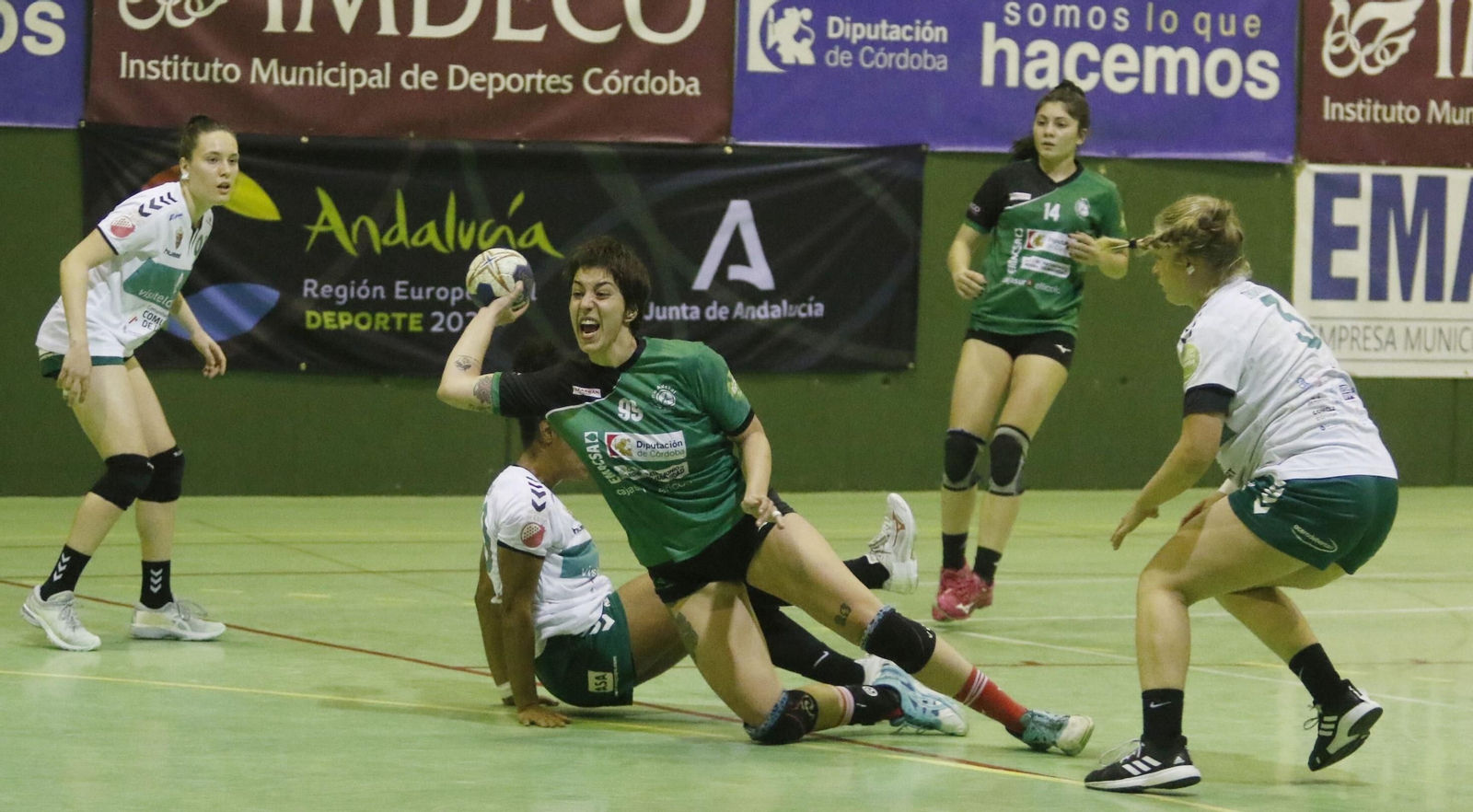 Andrea Roda se impone a la defensa del Elche y lanza contra su portería.