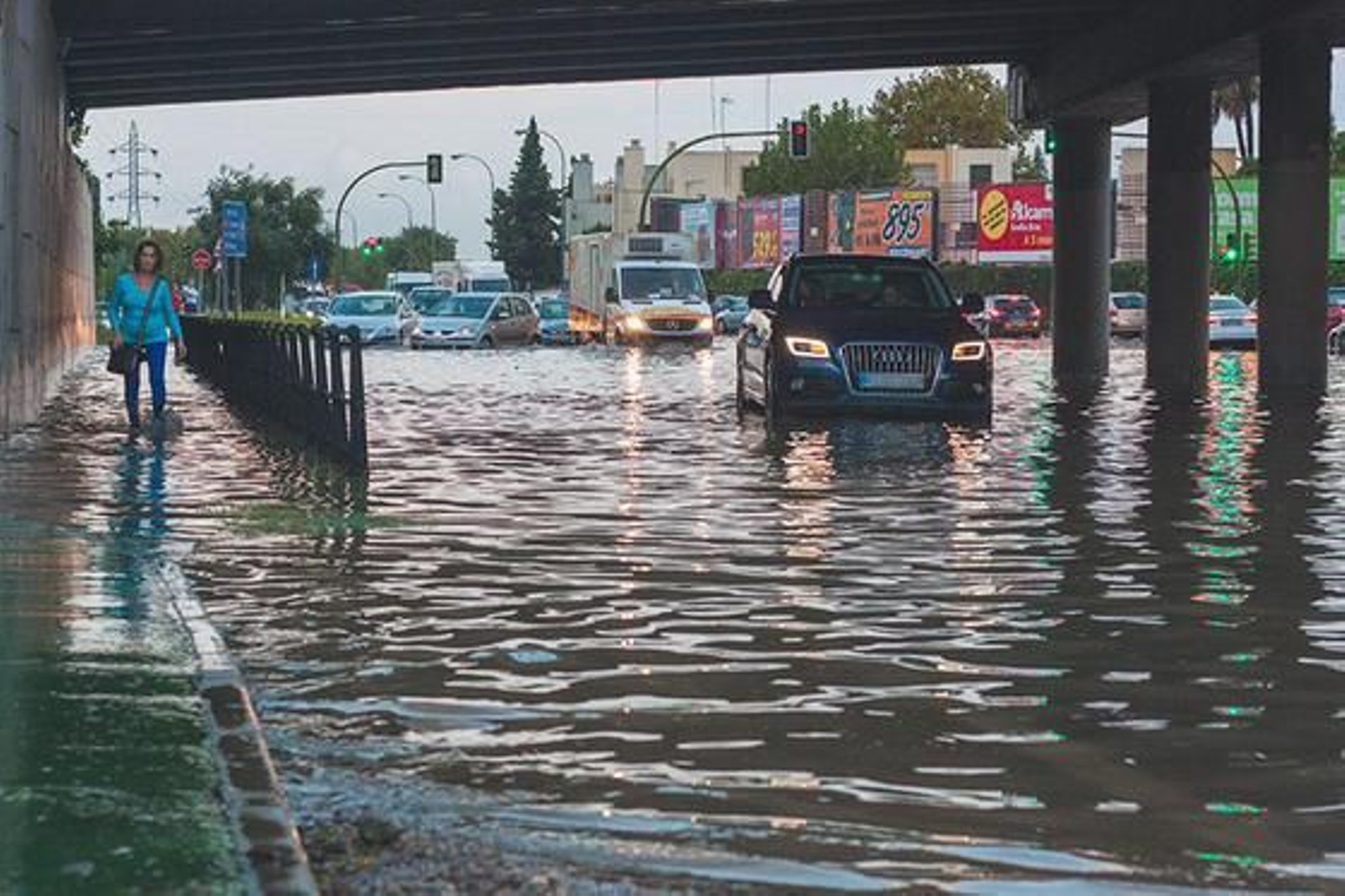 Una inundación en la barriada de Sevilla Este tras una tromba de agua.