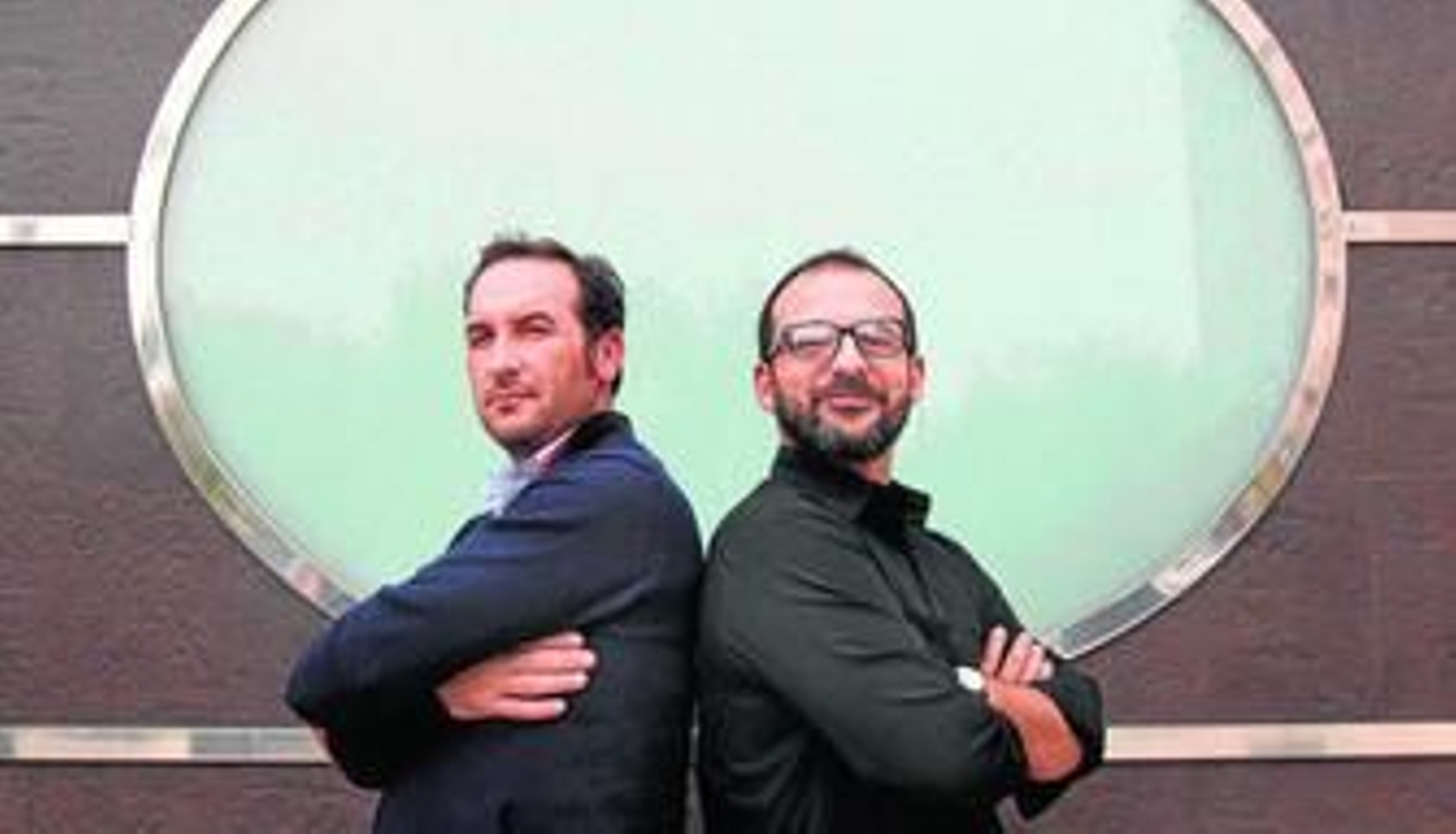 Felipe Molina y Kisko García, delante de la fachada del restaurante Choco, en la Fuensanta.