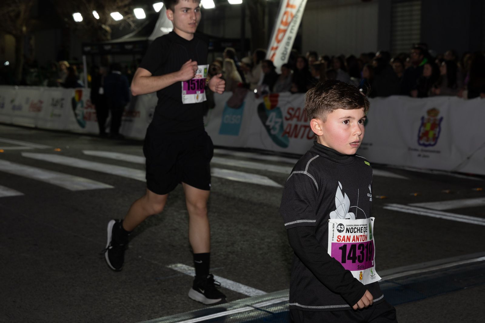 En imágenes: 2.000 atletas brillan con luz propia en la infantil de la Carrera de San Antón 2026