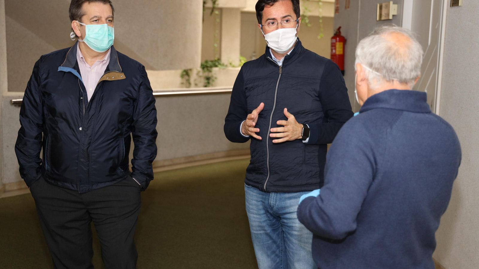 Pedro Acosta y Francisco Góngora dialogan con Antonio Fornieles.