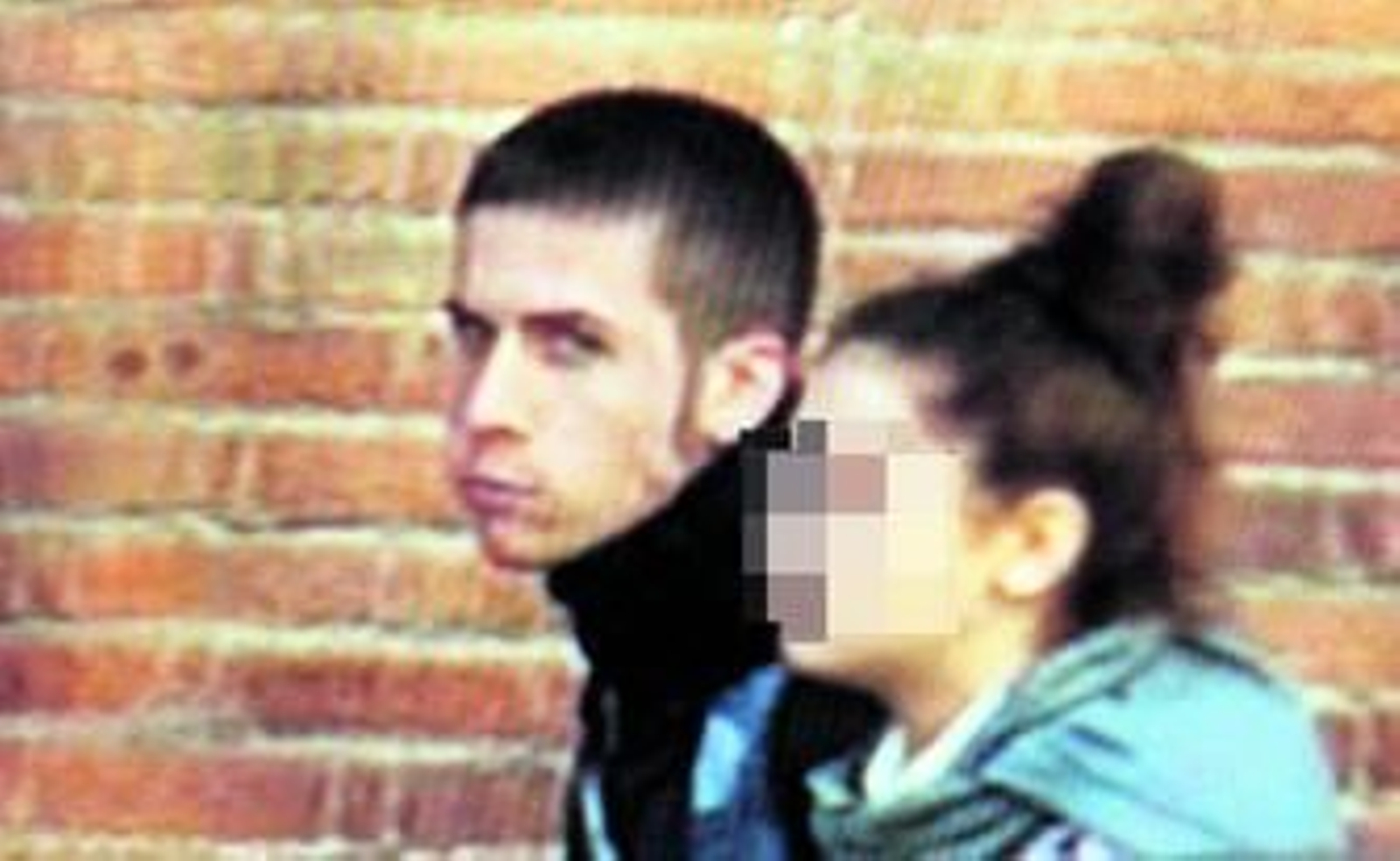 El presunto autor de las amenazas, ayer, a su llegada al instituto.