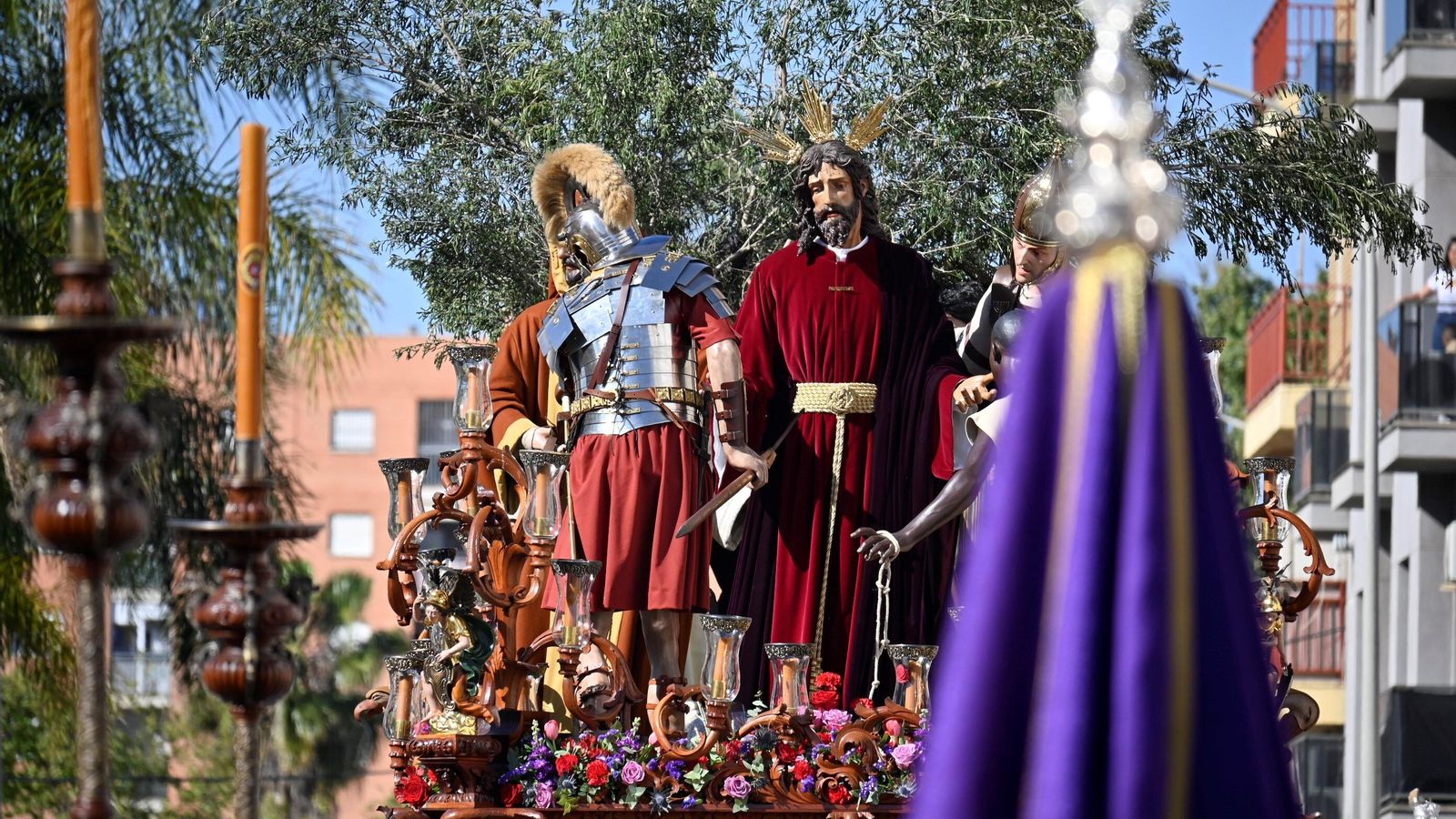 El Prendimiento camina por las calles de Huelva.