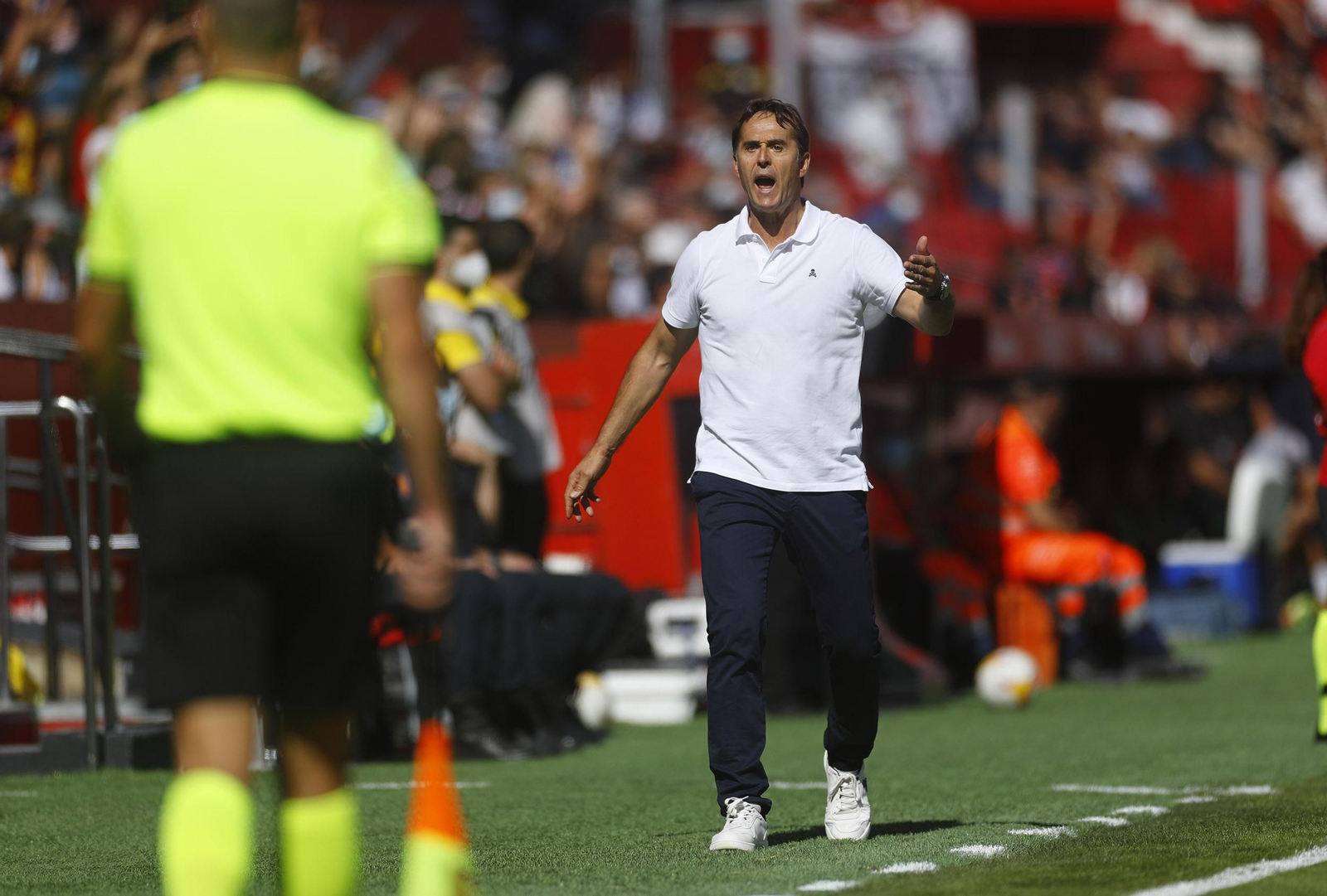 Julen Lopetegui le reclama algo al auxiliar de banda de Pizarro Gómez.