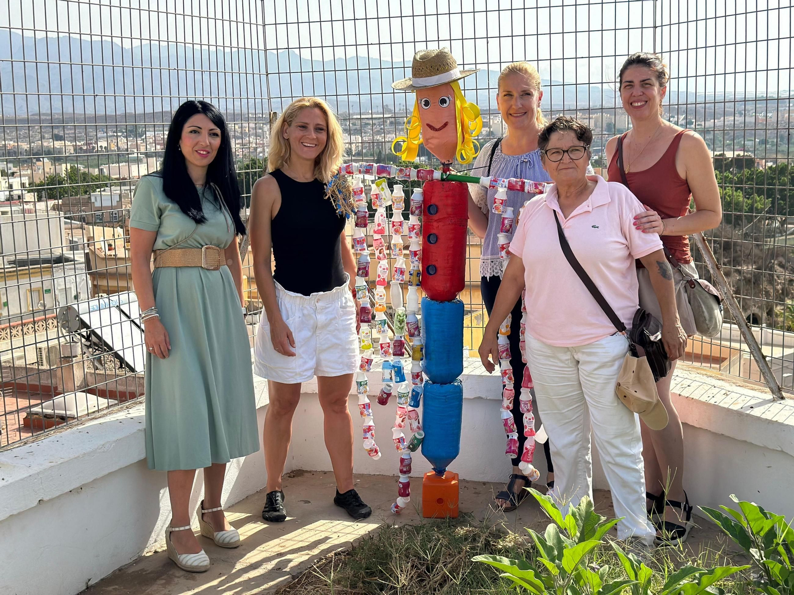 Equipo de hortelanas y profesoras del CEIP Buenavista con las concejalas.
