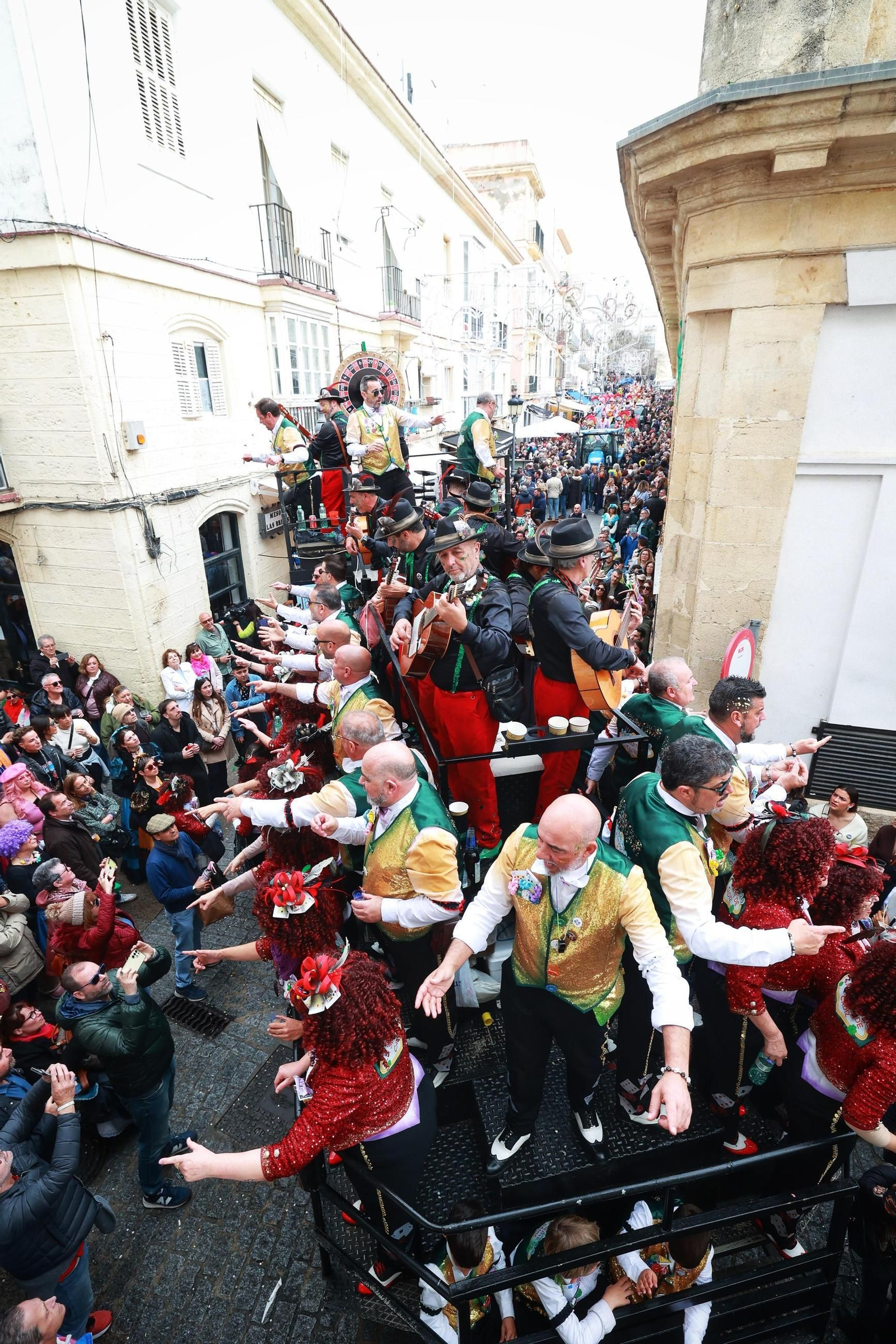 Las mejores imágenes del primer domingo del Carnaval de Cádiz