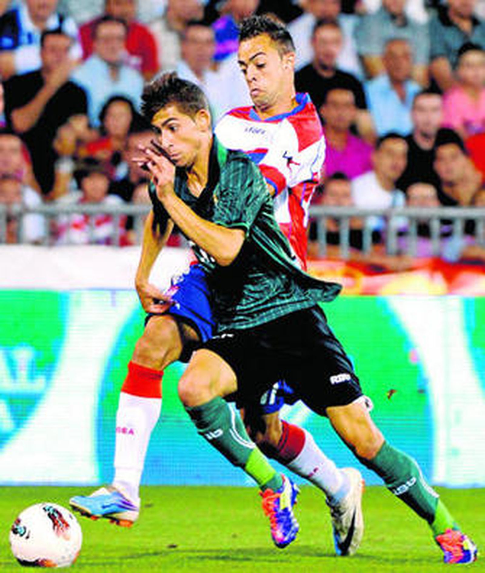 El puertorrealeño se escapa del granadinista Dani Benítez.