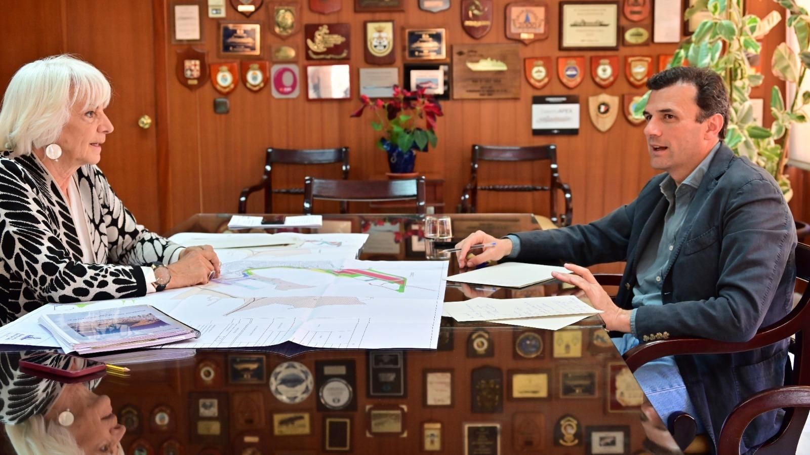 Un momento del encuentro entre Teófila Martínez y el candidato a alcalde de Cádiz por el PP, Bruno García