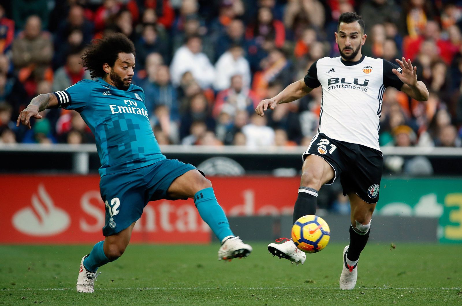 Montoya intenta llevarse el balón ante Marcelo en el último Valencia-Real Madrid.