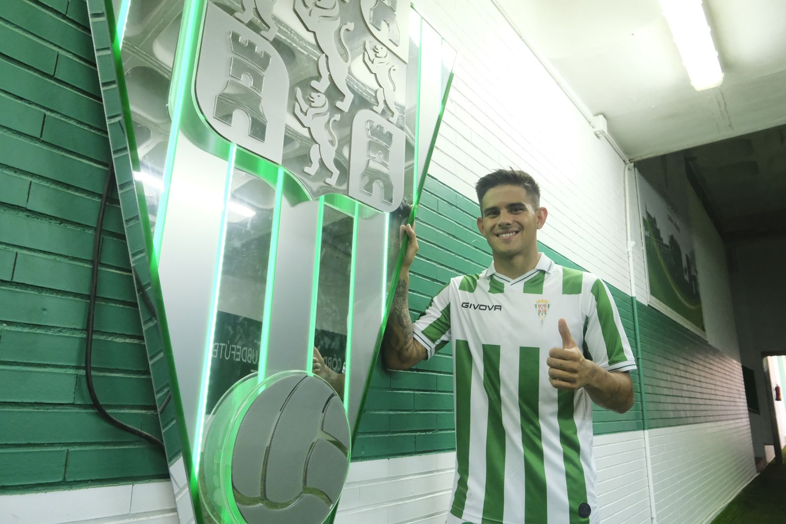 Kuki Zalazar posa para los medios durante su presentación como jugador del Córdoba.