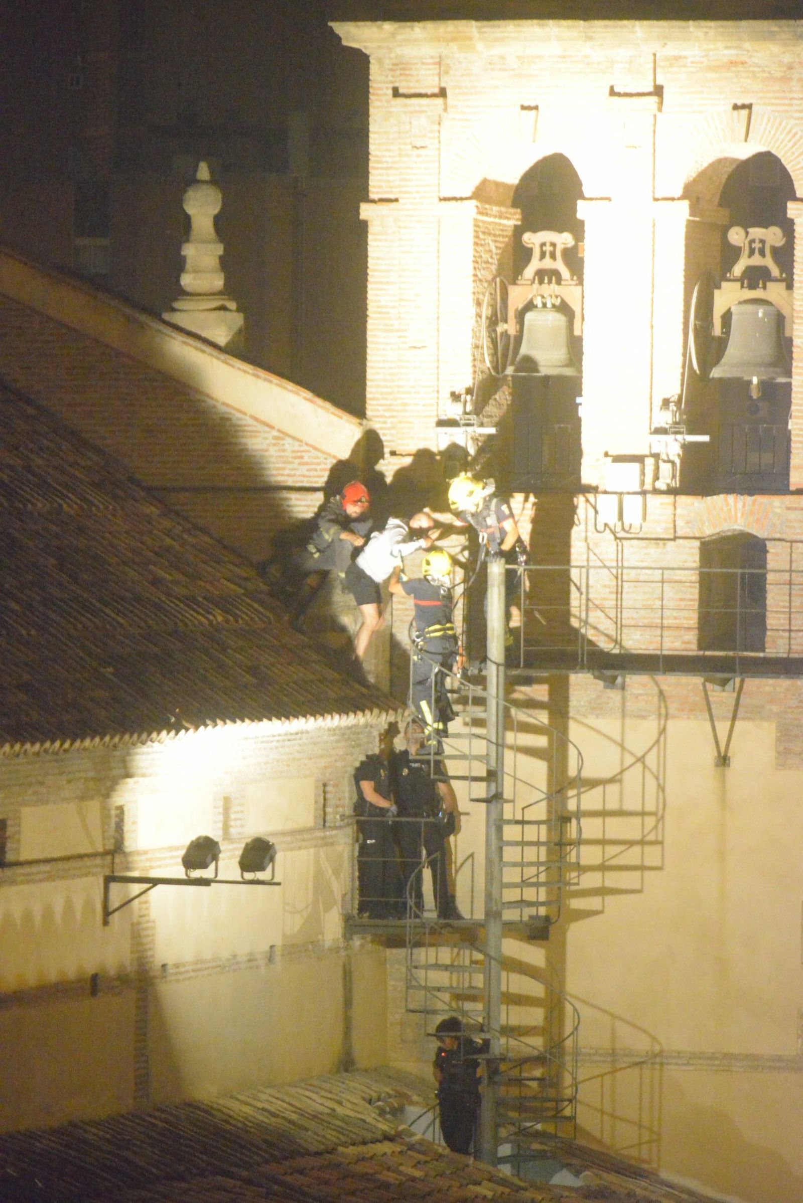 Bomberos y policías evitan que un hombre se lance desde el tejado de la Iglesia del Carmen