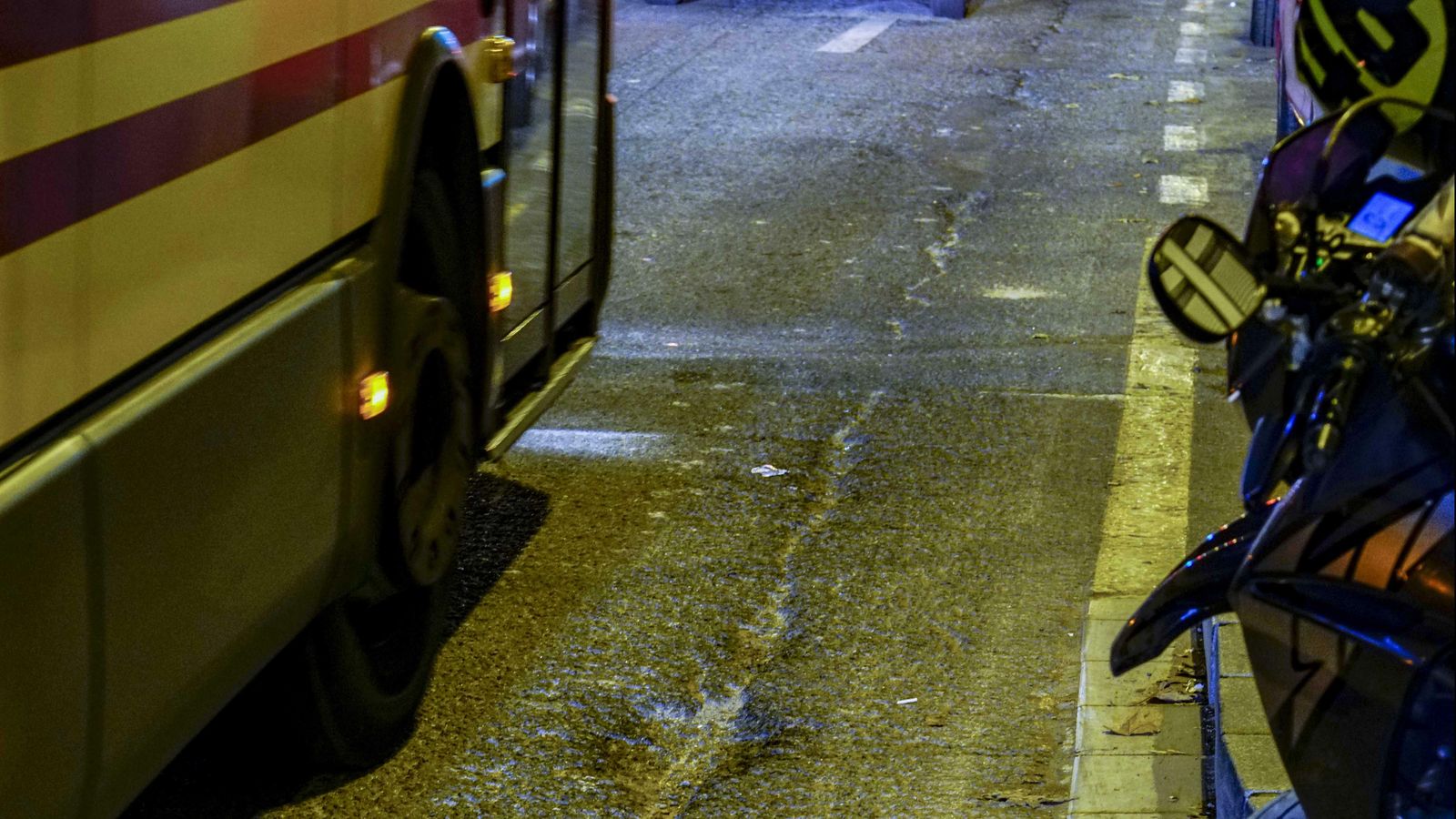 Las fisuras se extienden por toda la calzada.