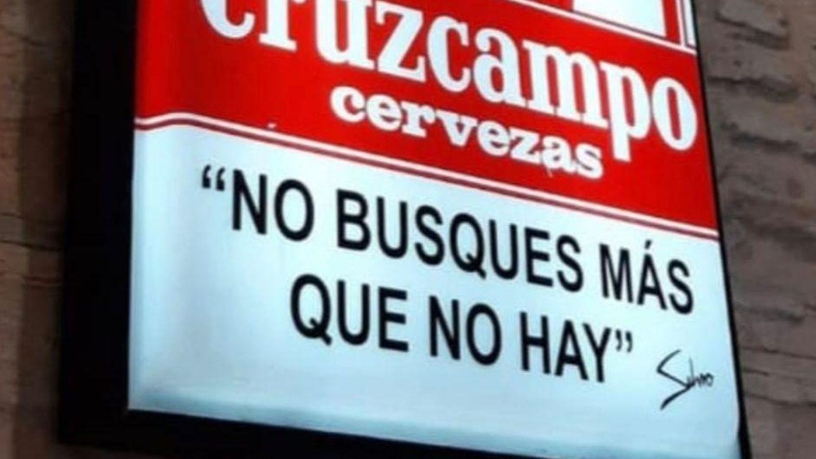 Una de sus frases bajo el anuncio de la Cruzcampo en un bar.