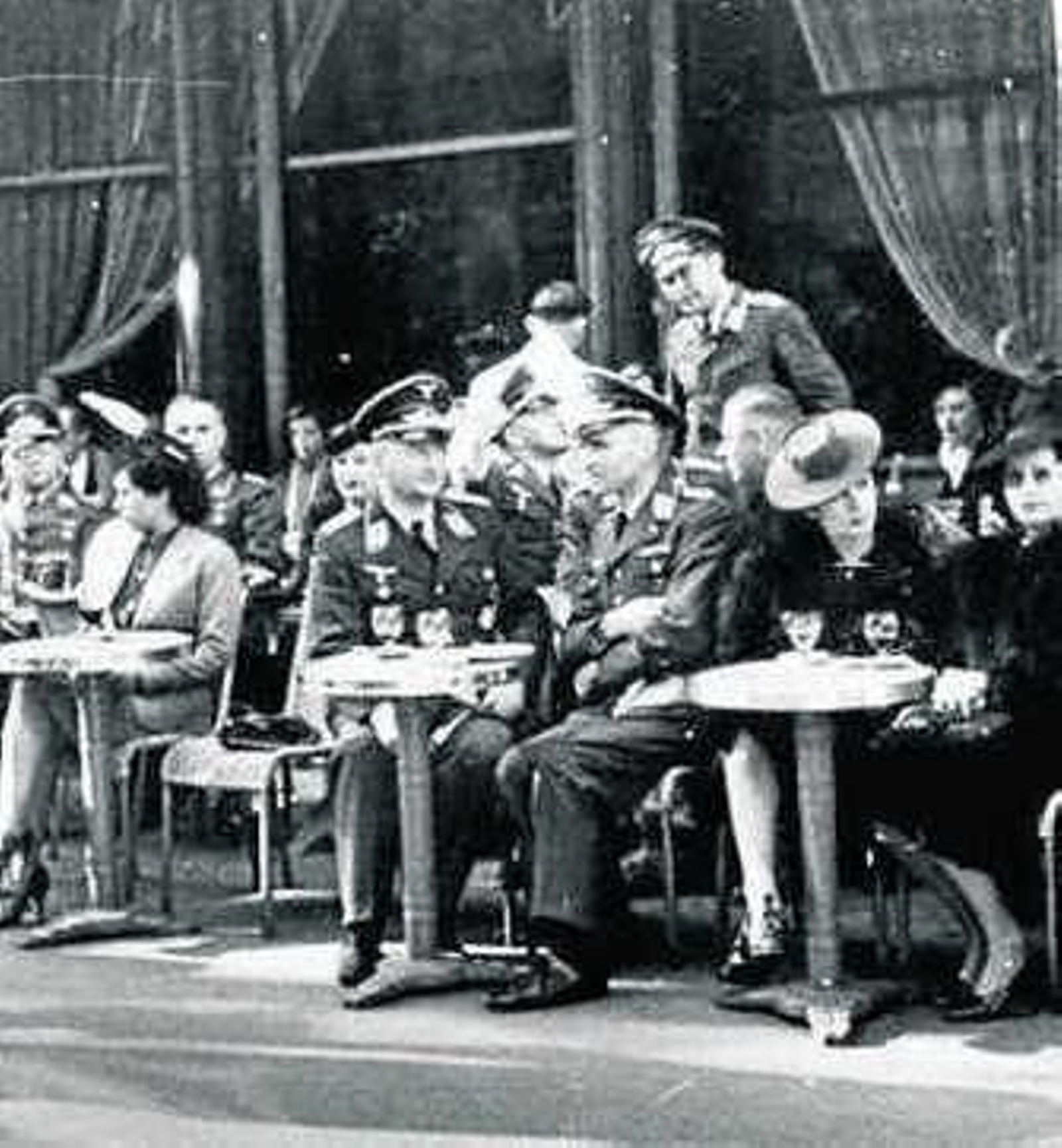 1. Hitler durante su única visita a París, en junio de 1940, acompañado del arquitecto Albert Speer y del escultor Arno Breker, sus artistas de cabecera. 2. Escritores collabos a la vuelta de una estancia en Weimar, en noviembre de 1941. A la izquierda Gerhard Heller, el oficial alemán responsable de la censura, con Pierre Drieu La Rochelle, Robert Brasillach y Abel Bonnard. 3 y 4. Escenas cotidianas de la Ocupación. Oficiales alemanes en una terraza de la plaza de la Ópera, y soldados frente a la famosa fachada del Mouline Rouge. 5. González Ruano fotografiado por Català-Roca en 1950, años después de sus turbios manejos en el París ocupado.