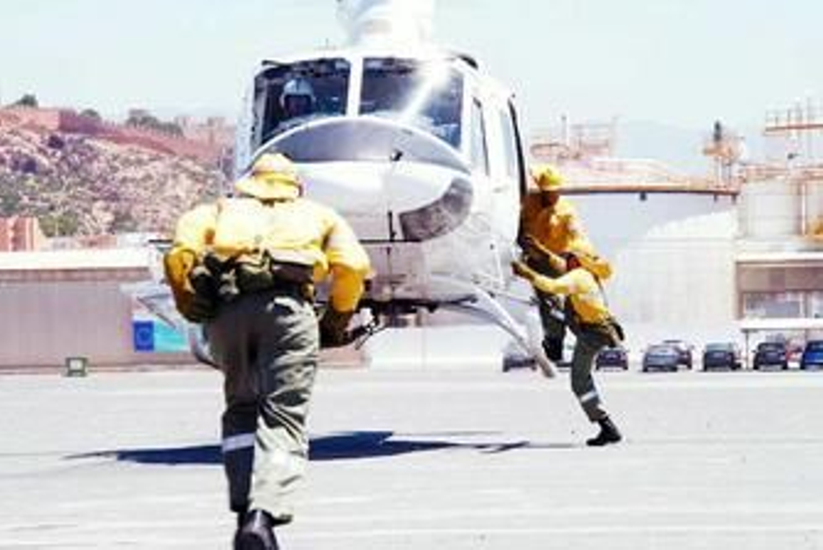 Un nutrido grupo de agentes del Infoca se afanaron ayer con la ayuda de 5 helicópteros en apagar los incendios.