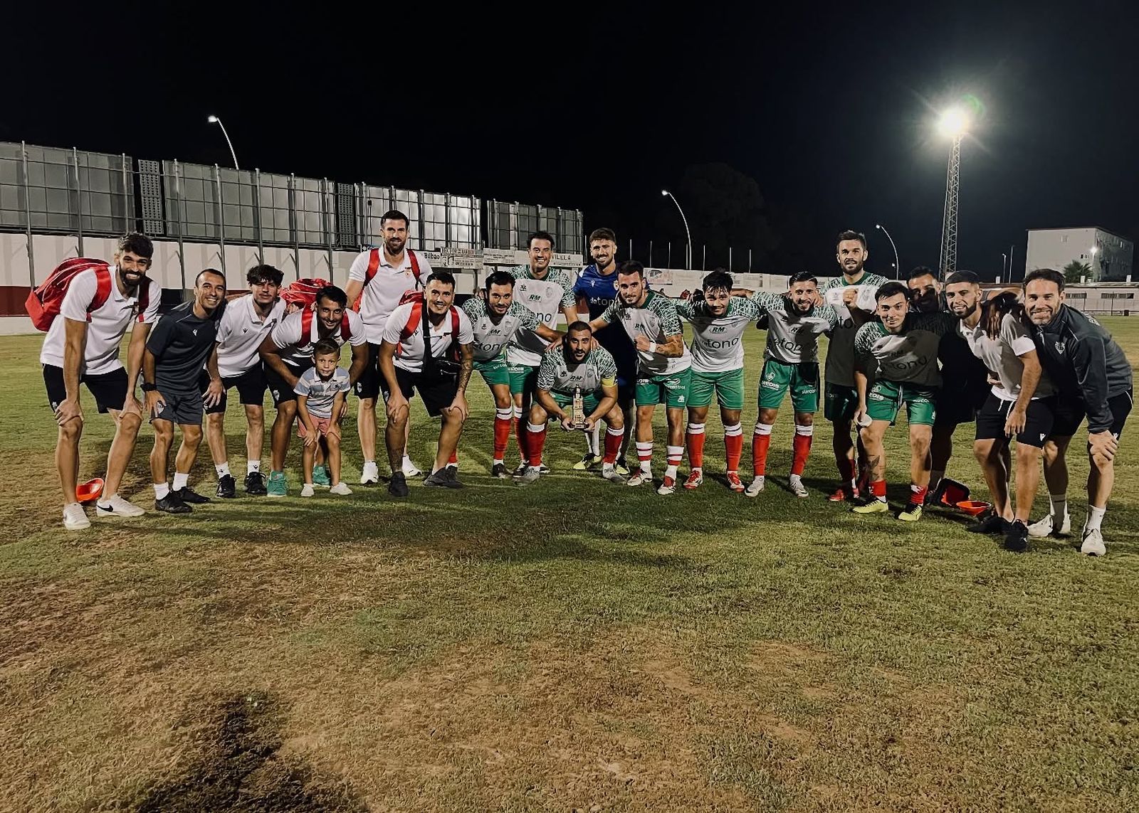 Foto de familia del Racing con el trofeo obtenido frente a la Roteña.