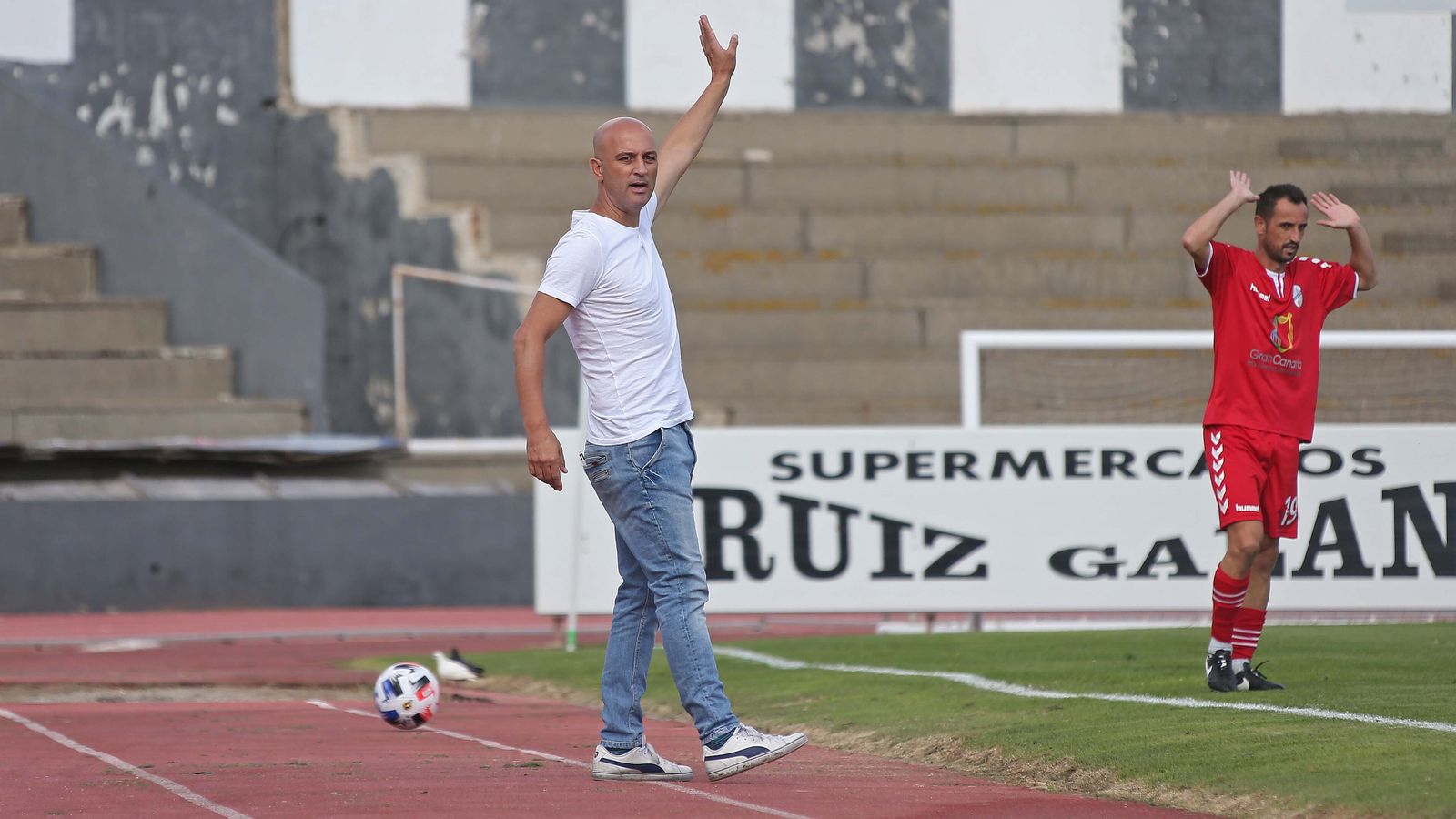 Chus Trujillo, en el Municipal de La Línea durante el partido de la primera vuelta