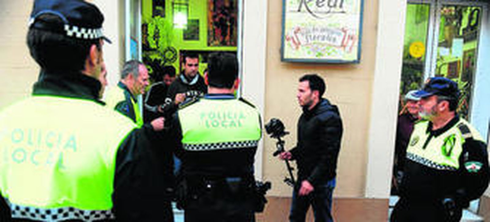 Agentes de la Policía Local haciendo de actores amateurs en el rodaje de '300 pavos'.