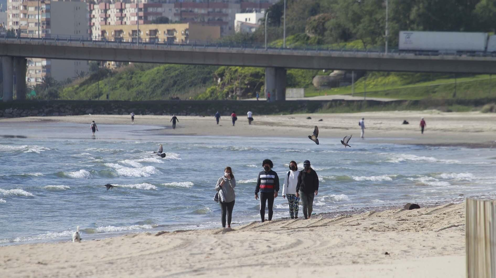 Varias personas caminan por la playa de El Rinconcillo, en Algeciras. Varias personas caminan por la playa de El Rinconcillo, en Algeciras.