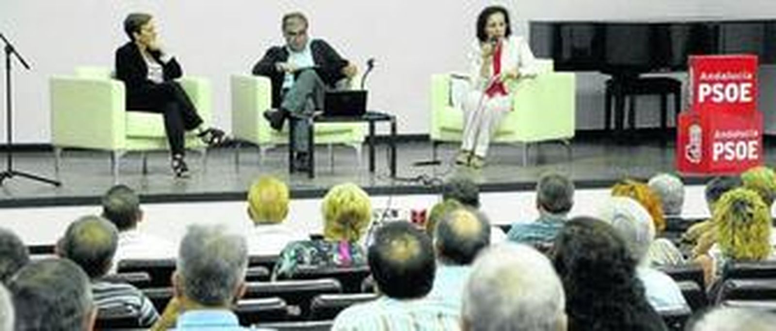 José Martínez Olmos, junta a Josefa Requena y Gracia Fernández, durante el foro celebrado ayer en la Biblioteca Villaespesa.