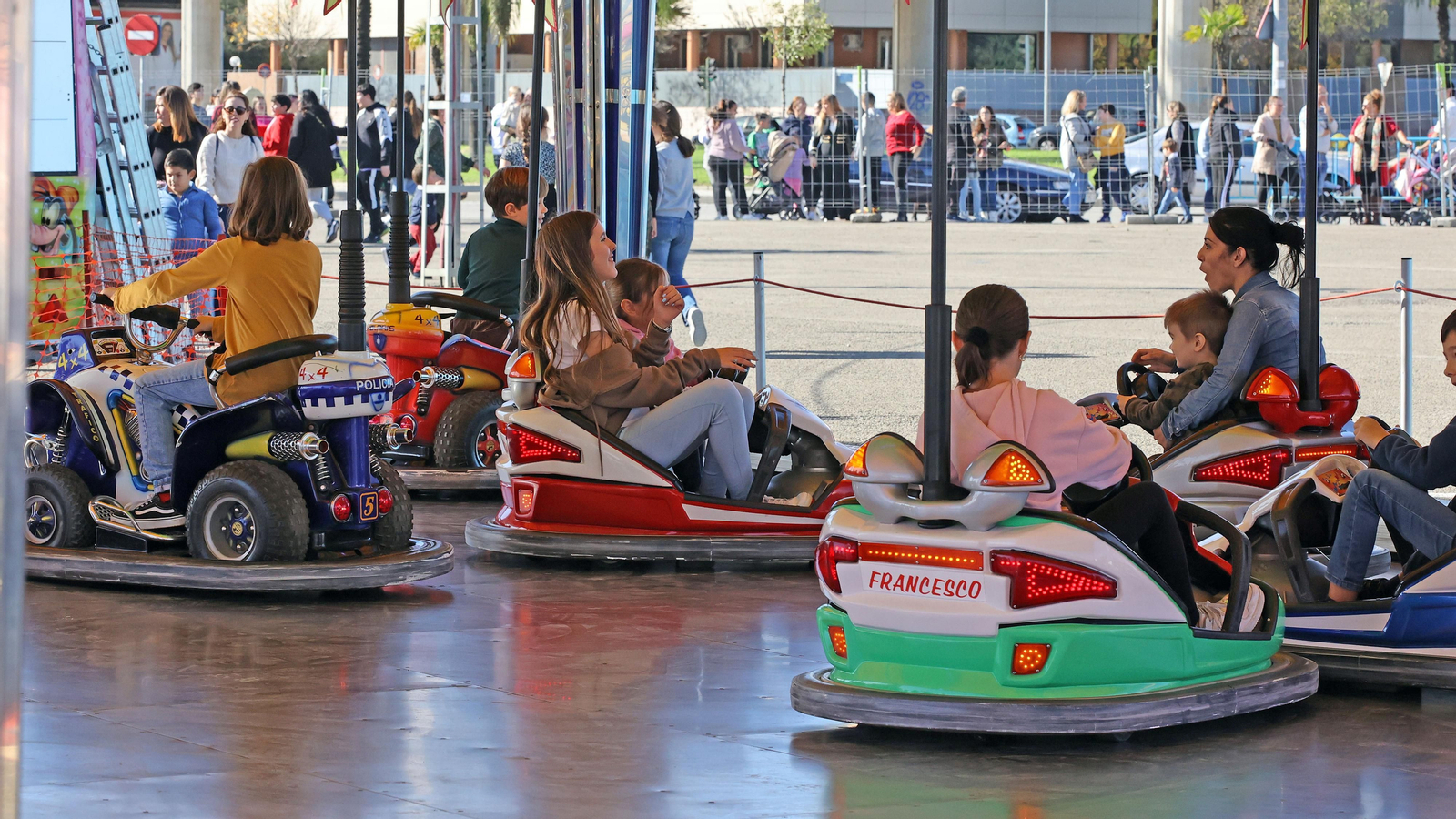 El parque de atracciones de Navidad junto a la Feria volvió a llenarse este sábado El parque de atracciones de Navidad junto a la Feria volvió a llenarse este sábado