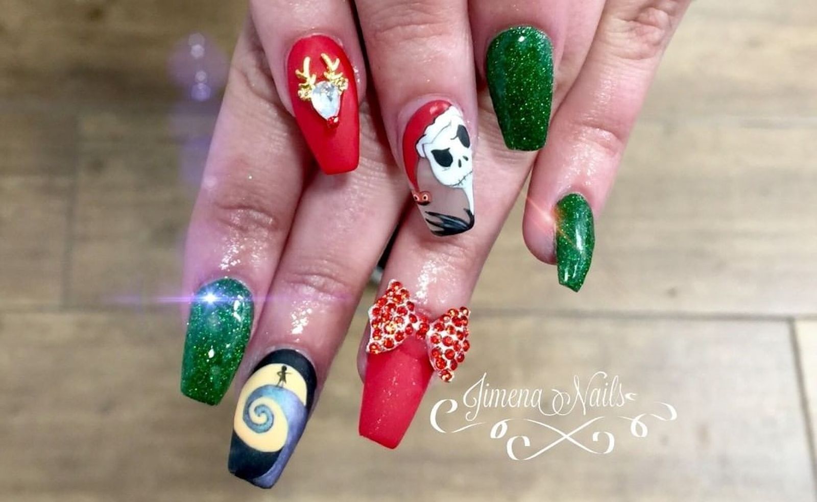 Manicura navideña inspirada en 'Pesadilla antes de Navidad' con detalles de apliques brillantes de @jimenanails.