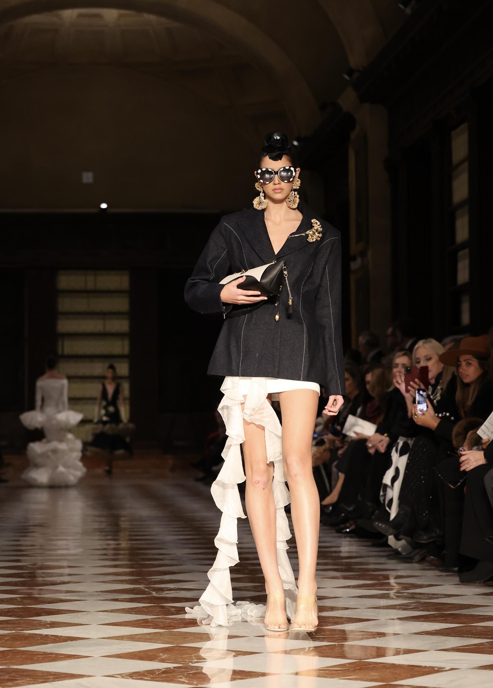 Desfile de Juana Martín en el Archivo de Indias de Sevilla