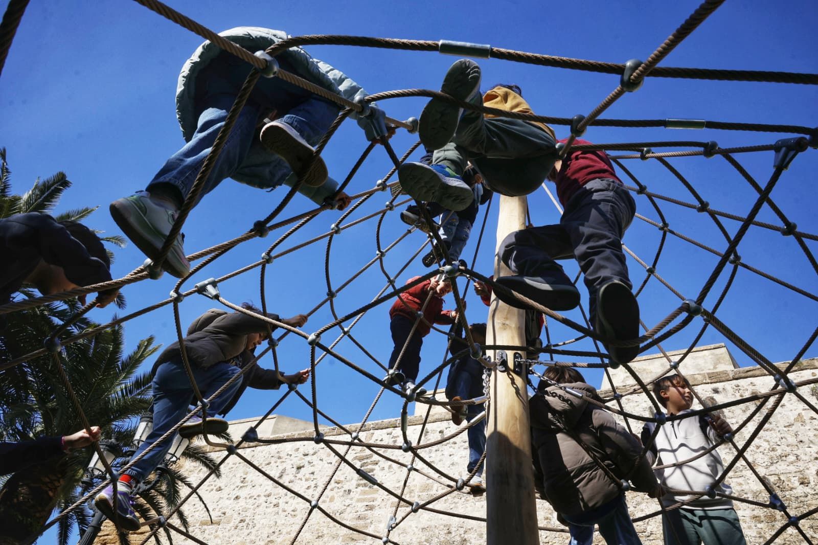 Niños disfrutando del 'nuevo' Foso del Pelícano.