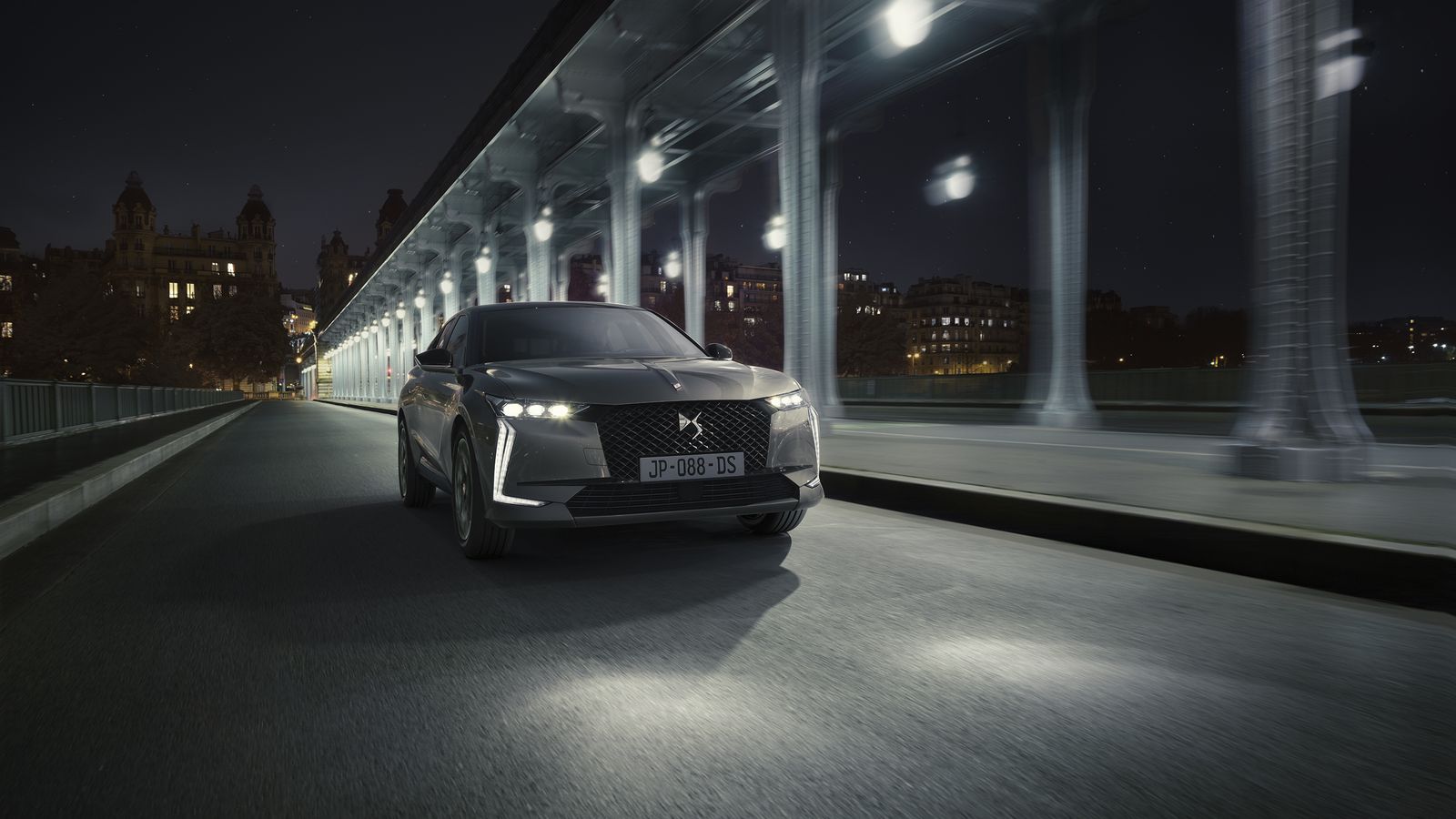 Tendrá faros matriciales con LED para aportar diferentes funcionalidades y, también para facilitar la conducción nocturna, una cámara infrarroja. La firma lumínica lo hace fácilmente identificable.