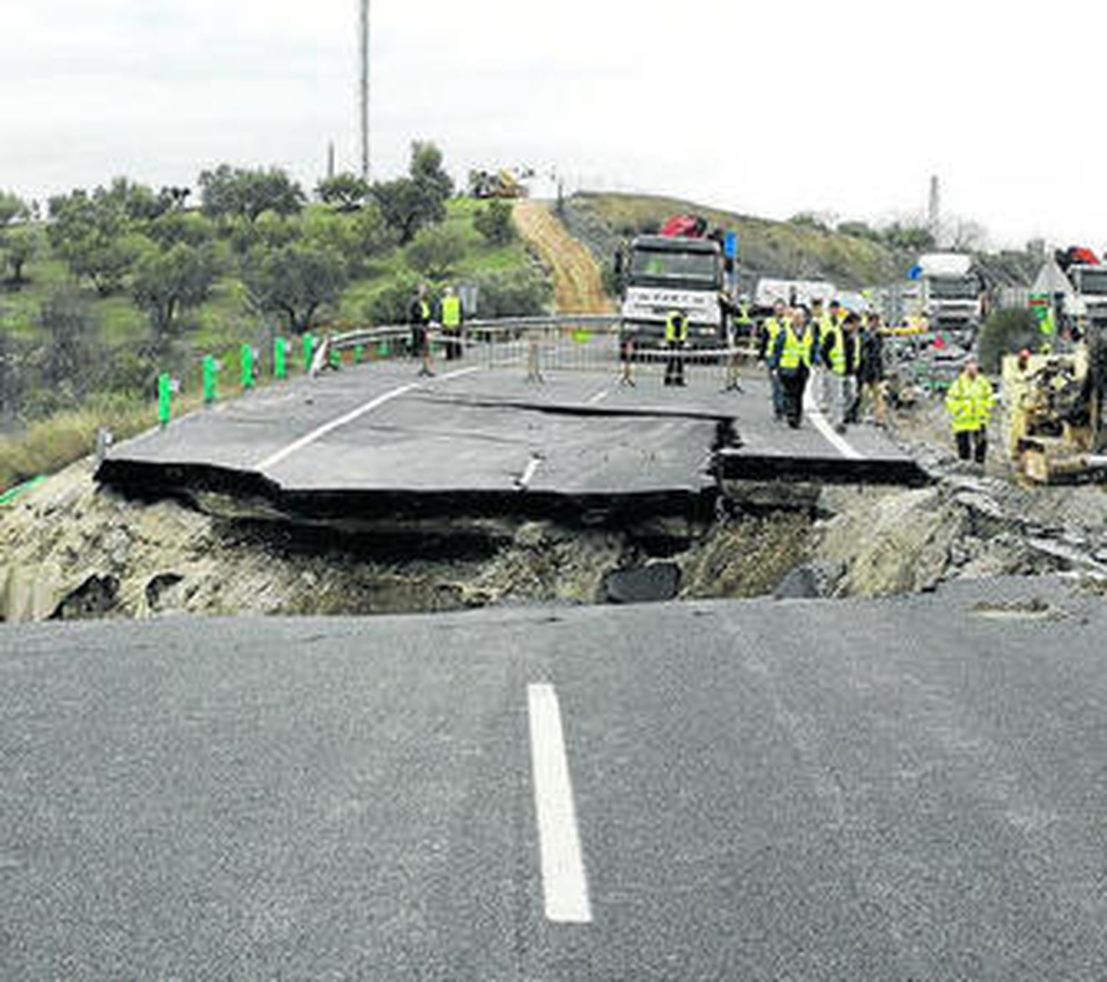 Imagen de la carretera, hundida por las lluvias.