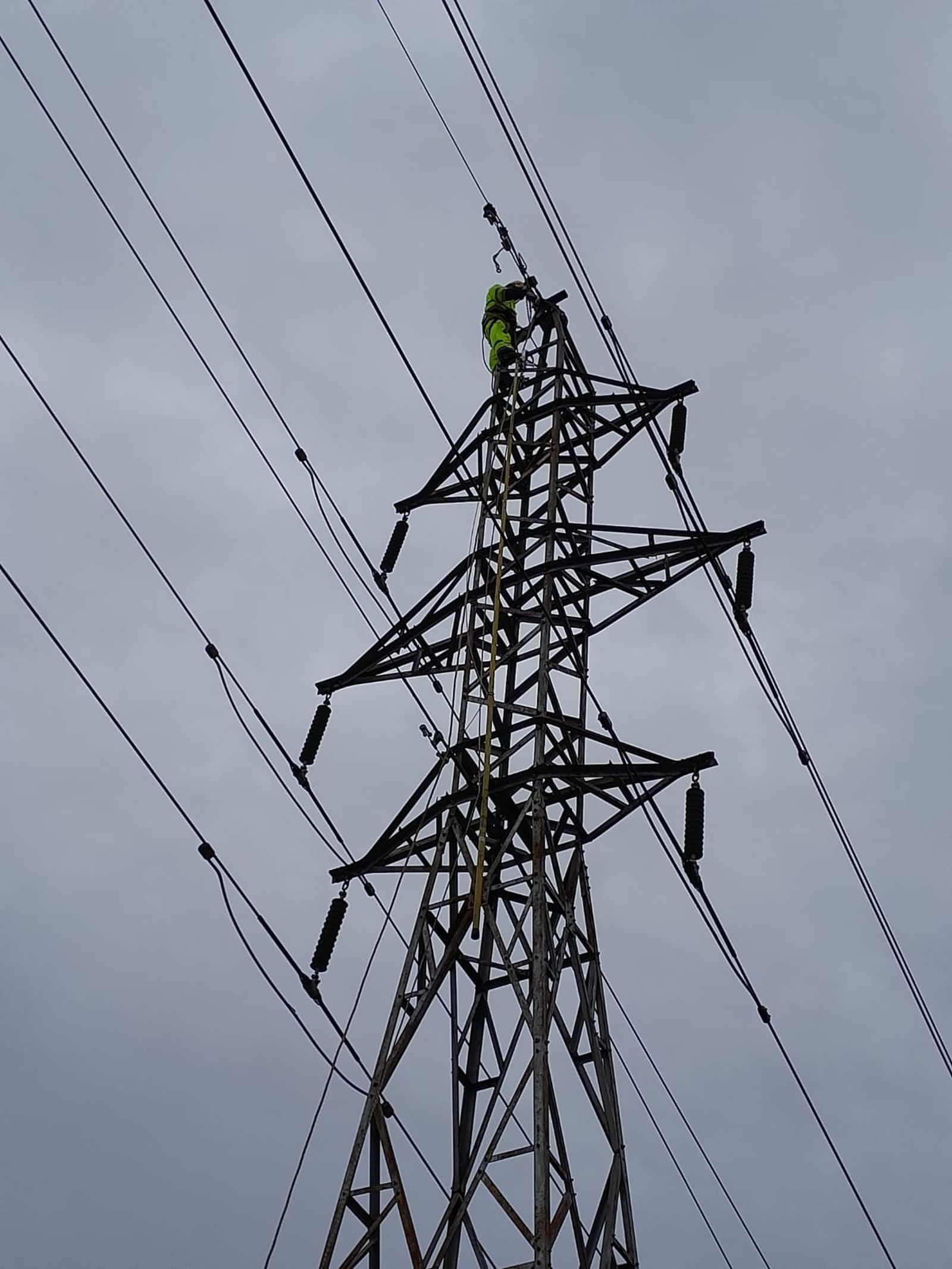 Un operario de Endesa repara una avería este jueves.
